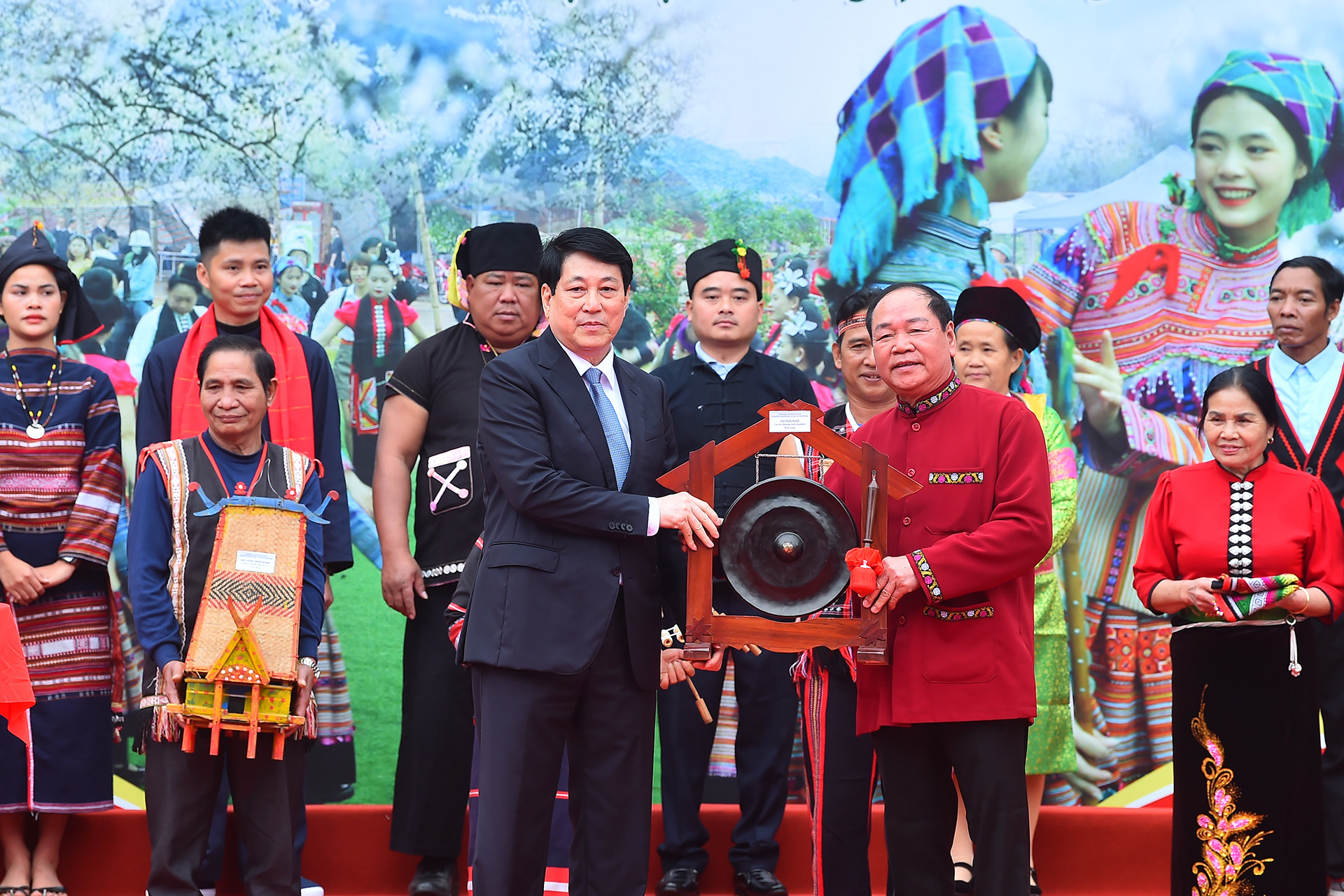 Đại diện các dân tộc trao những món quà truyền thống tặng Chủ tịch nước Lương Cường.