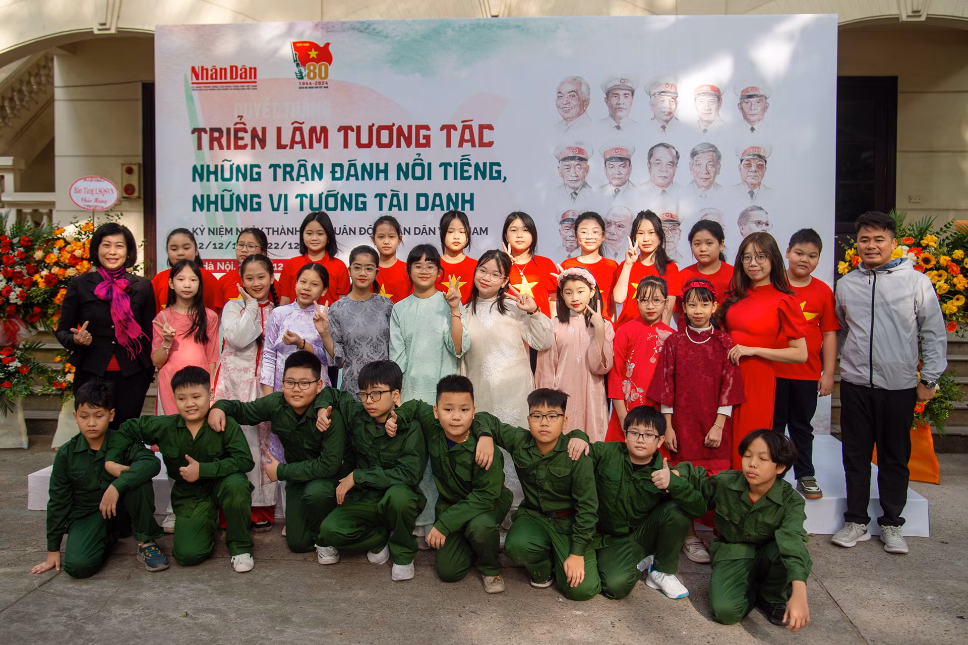 Giáo viên và học sinh Trường tiểu học Nguyễn Bá Ngọc tại Triển lãm tương tác “Những trận đánh nổi tiếng, những vị tướng tài danh”.