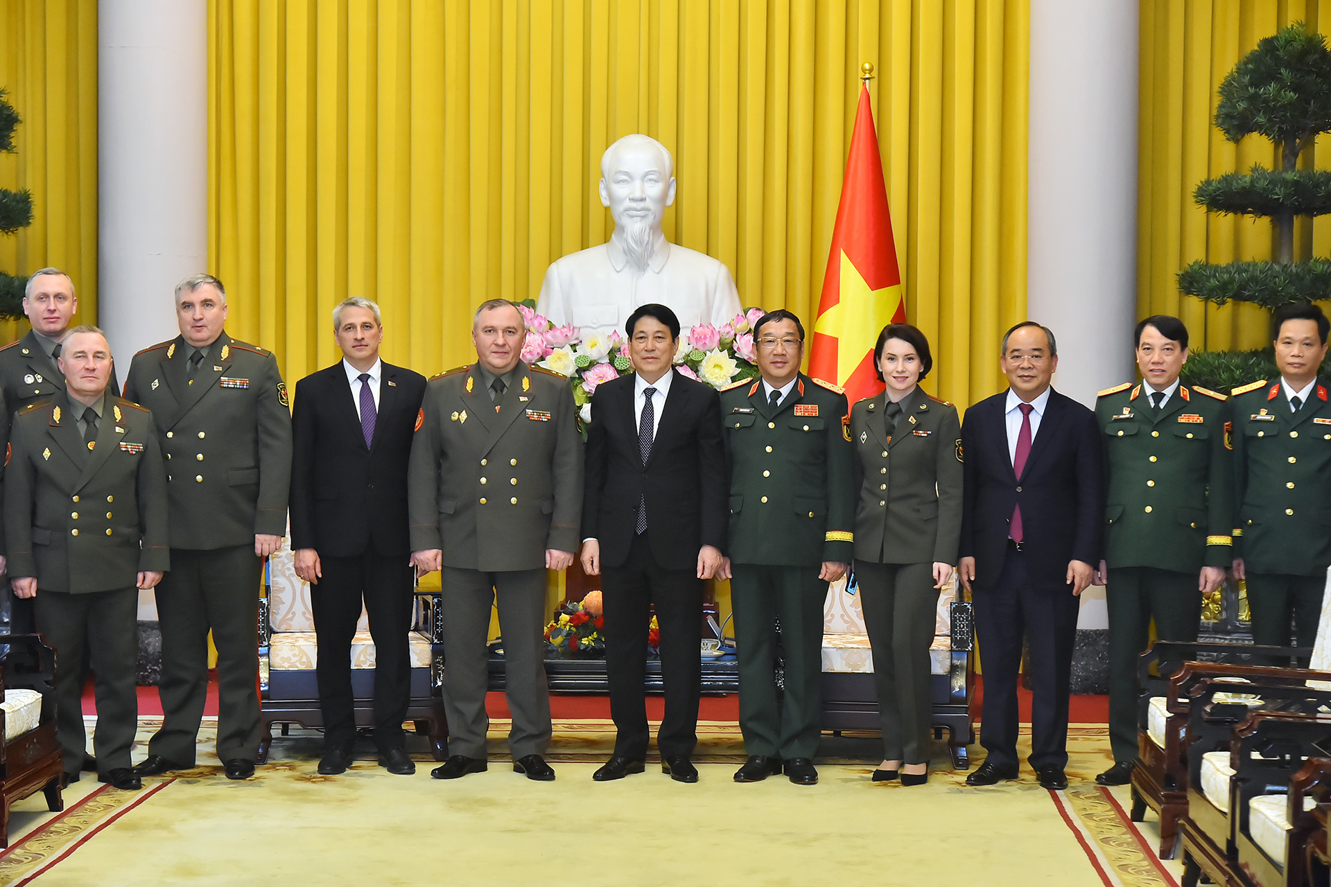Chủ tịch nước Lương Cường, Bộ trưởng Quốc phòng Belarus Khrenin Viktor Gennadievich cùng các đại biểu tại buổi tiếp.