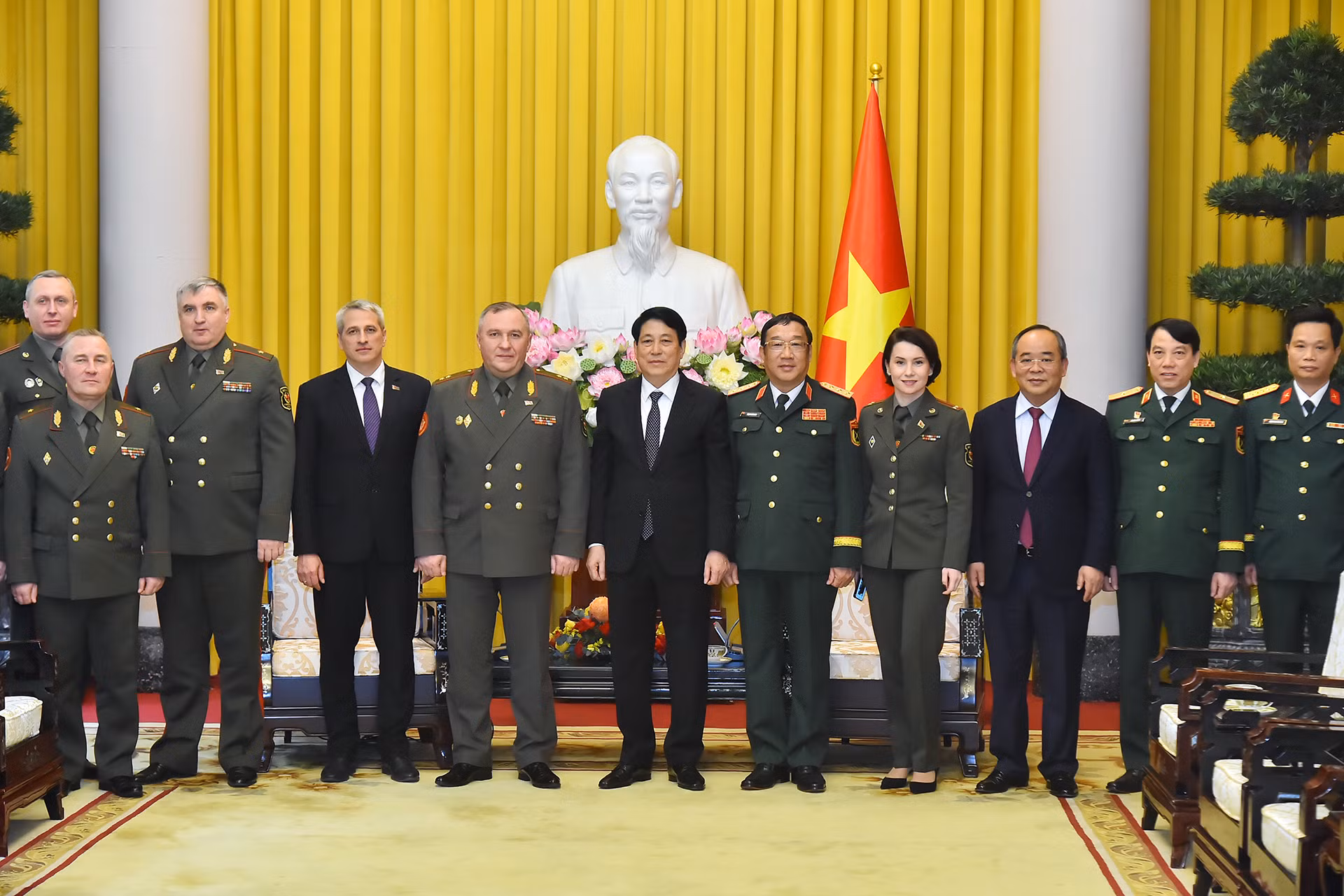 Chủ tịch nước Lương Cường, Bộ trưởng Quốc phòng Belarus Khrenin Viktor Gennadievich cùng các đại biểu tại buổi tiếp.