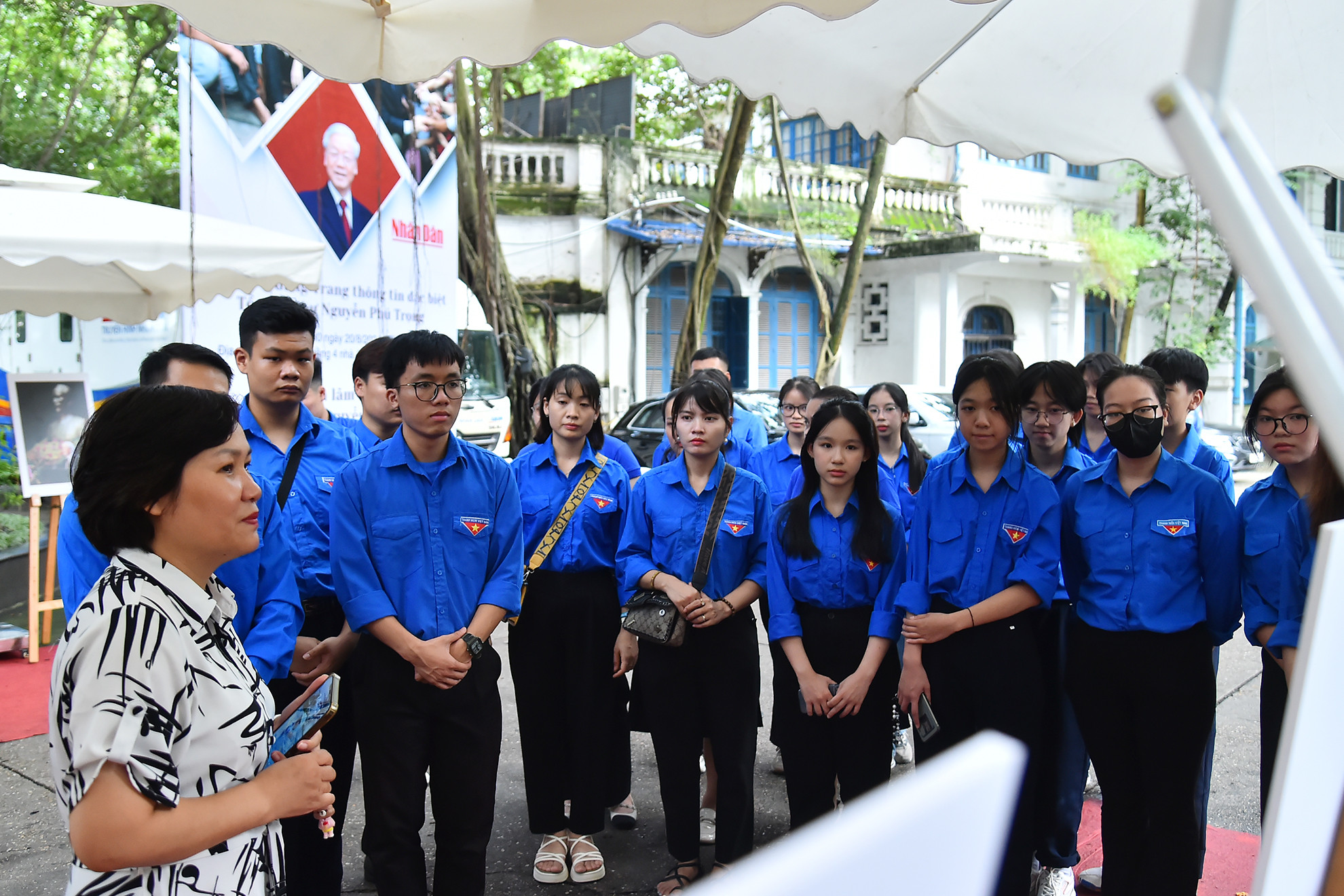 Nhà báo Kiều Thanh Hương, Phó Trưởng Ban Quản lý phóng viên thường trú (Báo Nhân Dân) giới thiệu với các đoàn viên, thanh niên xã Đông Hội về cuộc đời, sự nghiệp của Tổng Bí thư Nguyễn Phú Trọng lúc sinh thời qua các bức ảnh tại triển lãm.