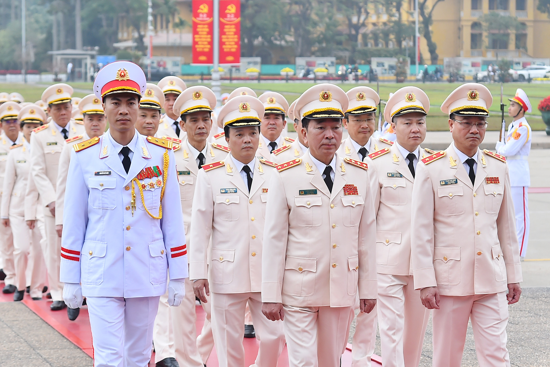Đoàn đại biểu Đảng ủy Công an Trung ương-Bộ Công an vào Lăng viếng Chủ tịch Hồ Chí Minh.
