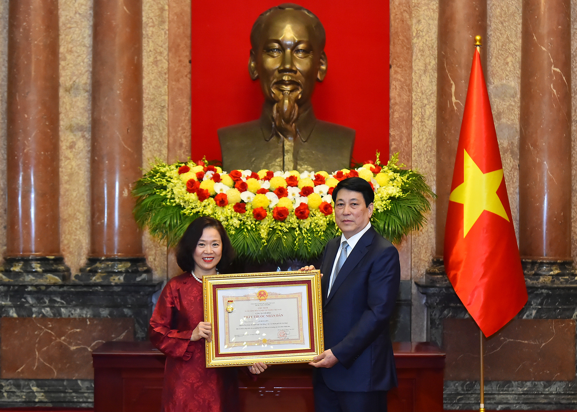 Chủ tịch nước Lương Cường trao Danh hiệu "Thầy thuốc Nhân dân" tặng các cá nhân tại buổi gặp mặt.