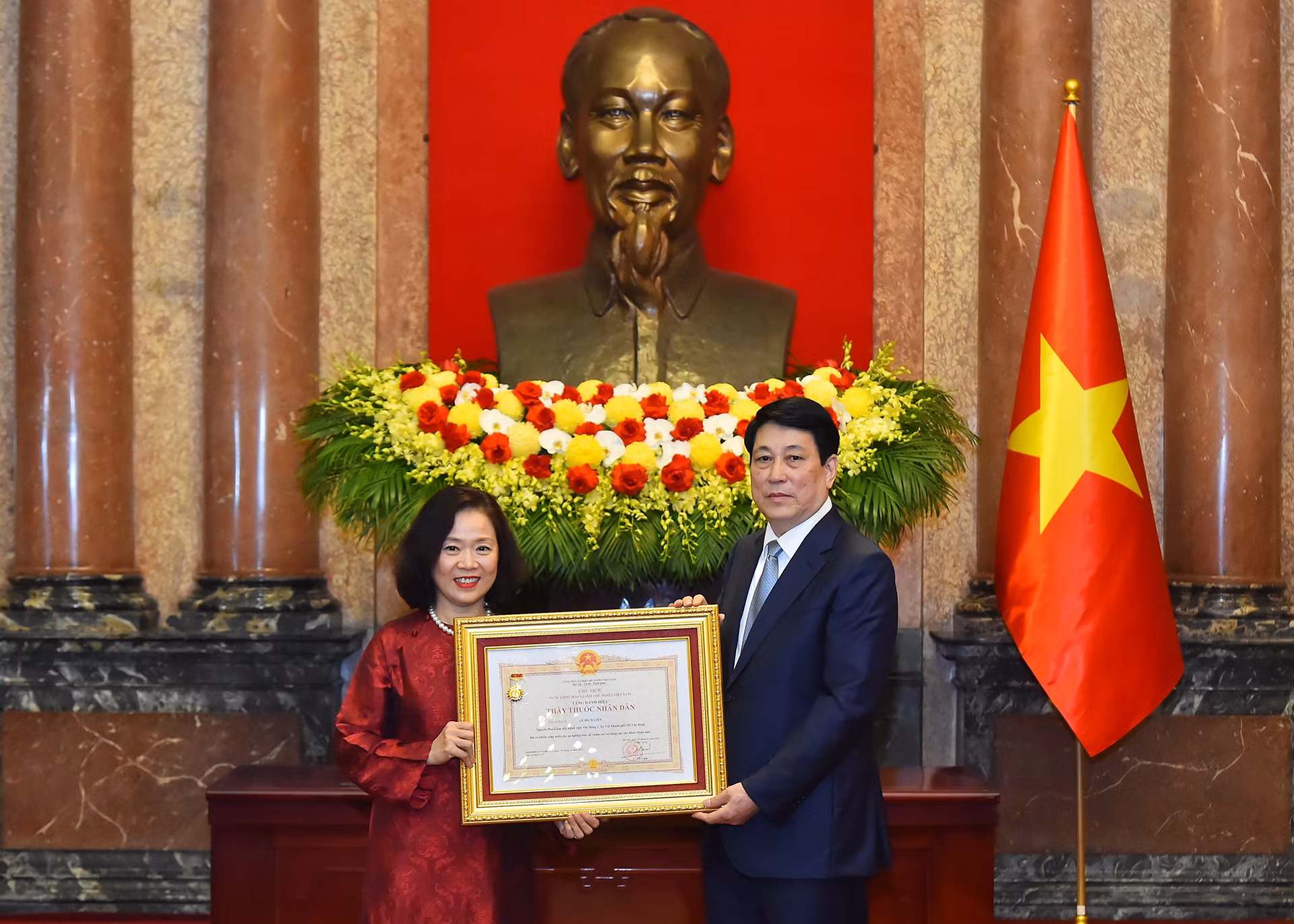 Chủ tịch nước Lương Cường trao Danh hiệu "Thầy thuốc Nhân dân" tặng các cá nhân tại buổi gặp mặt.