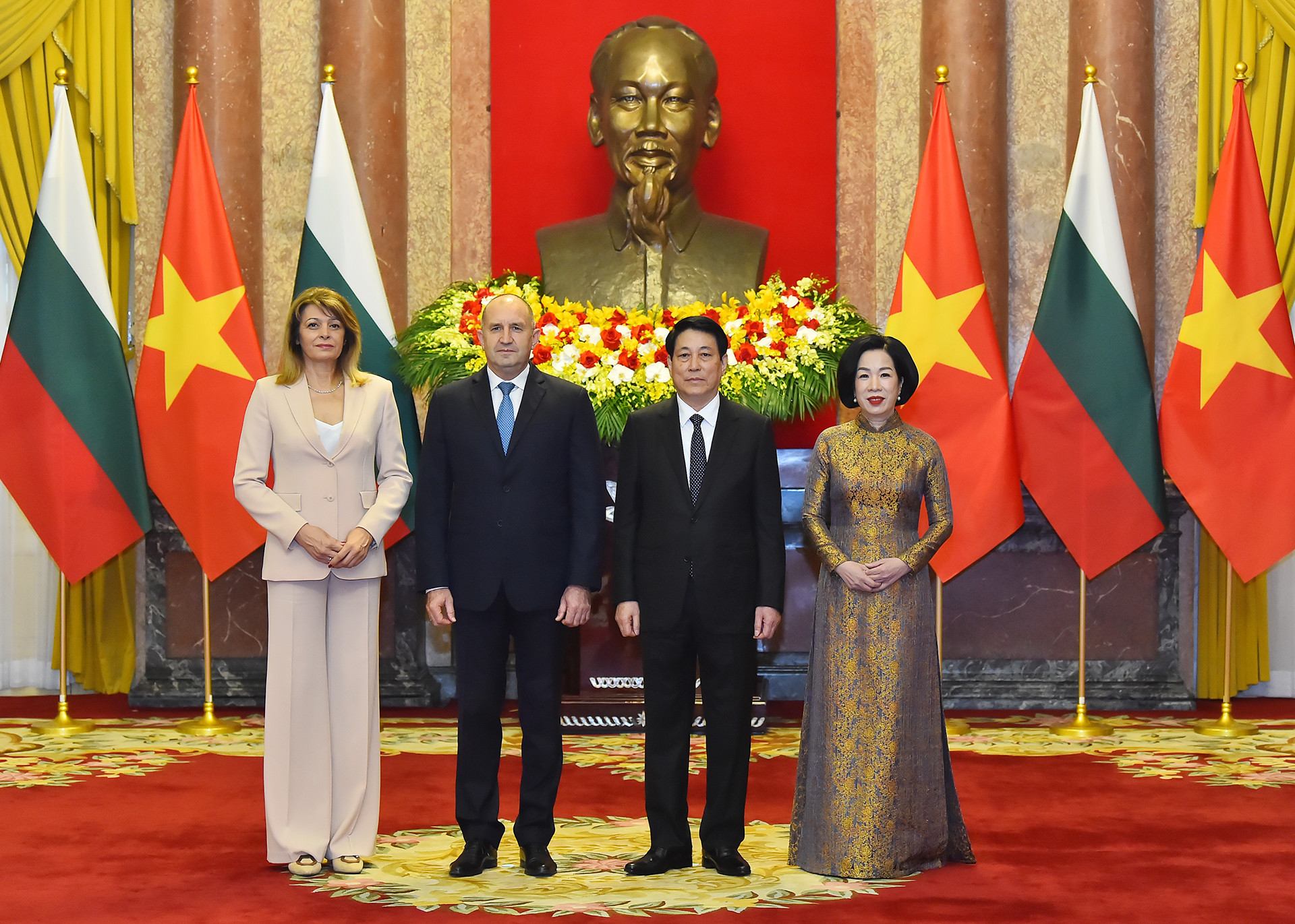 Chủ tịch nước Lương Cường cùng Phu nhân và Tổng thống Bulgaria Rumen Radev cùng Phu nhân tiến hành chụp ảnh chung sau lễ đón. Chủ tịch nước Lương Cường cùng Phu nhân và Tổng thống Bulgaria Rumen Radev cùng Phu nhân tiến hành chụp ảnh chung sau lễ đón.