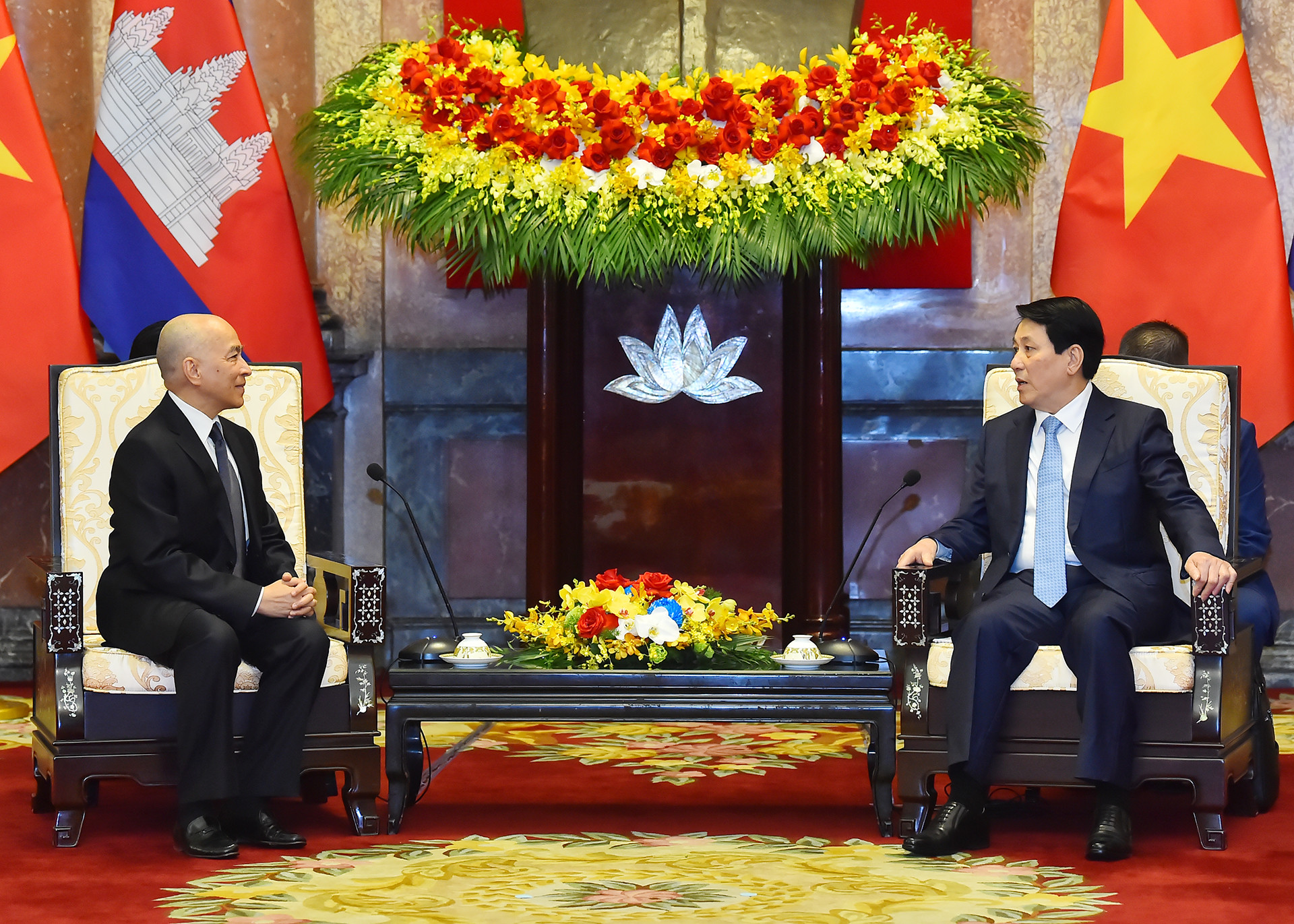 Chủ tịch nước Lương Cường hội kiến Quốc vương Campuchia Norodom Sihamoni.