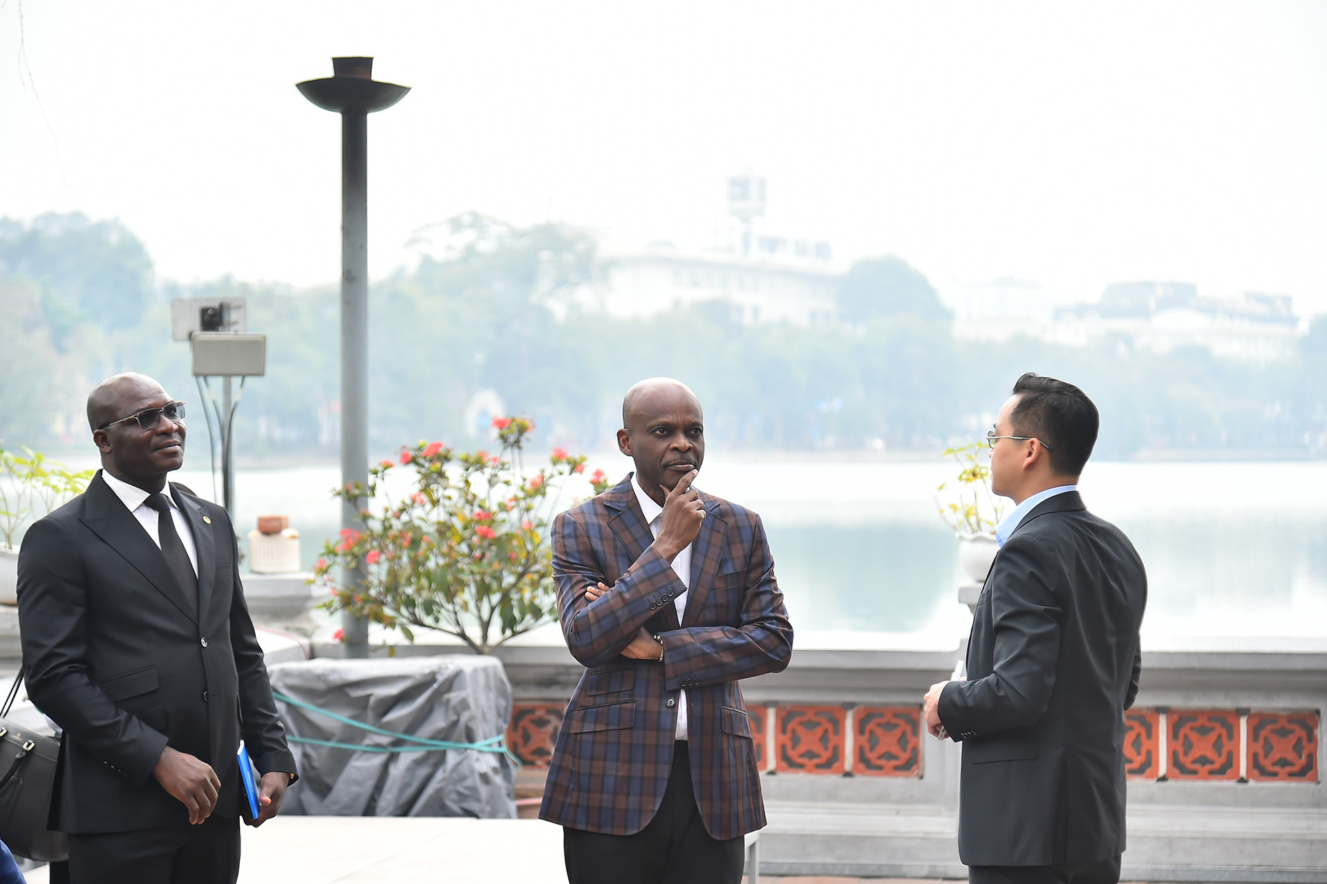 Bộ trưởng Ngoại giao Togo Robert Dussey tại khuôn viên đền Ngọc Sơn, bên hồ Hoàn Kiếm cổ kính.