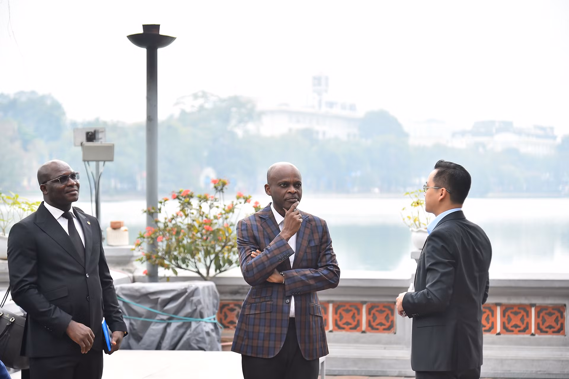 Bộ trưởng Ngoại giao Togo Robert Dussey tại khuôn viên đền Ngọc Sơn, bên hồ Hoàn Kiếm cổ kính.