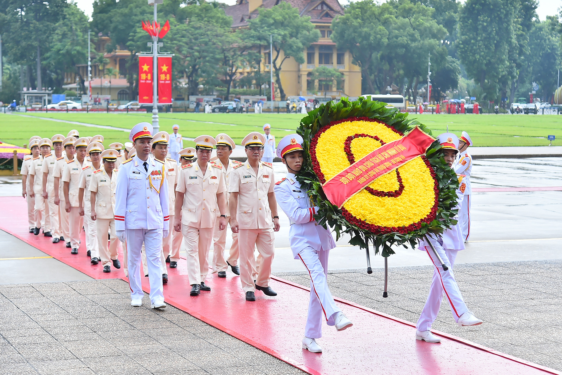 Đoàn đại biểu Đảng ủy Công an Trung ương-Bộ Công an vào Lăng viếng Chủ tịch Hồ Chí Minh.