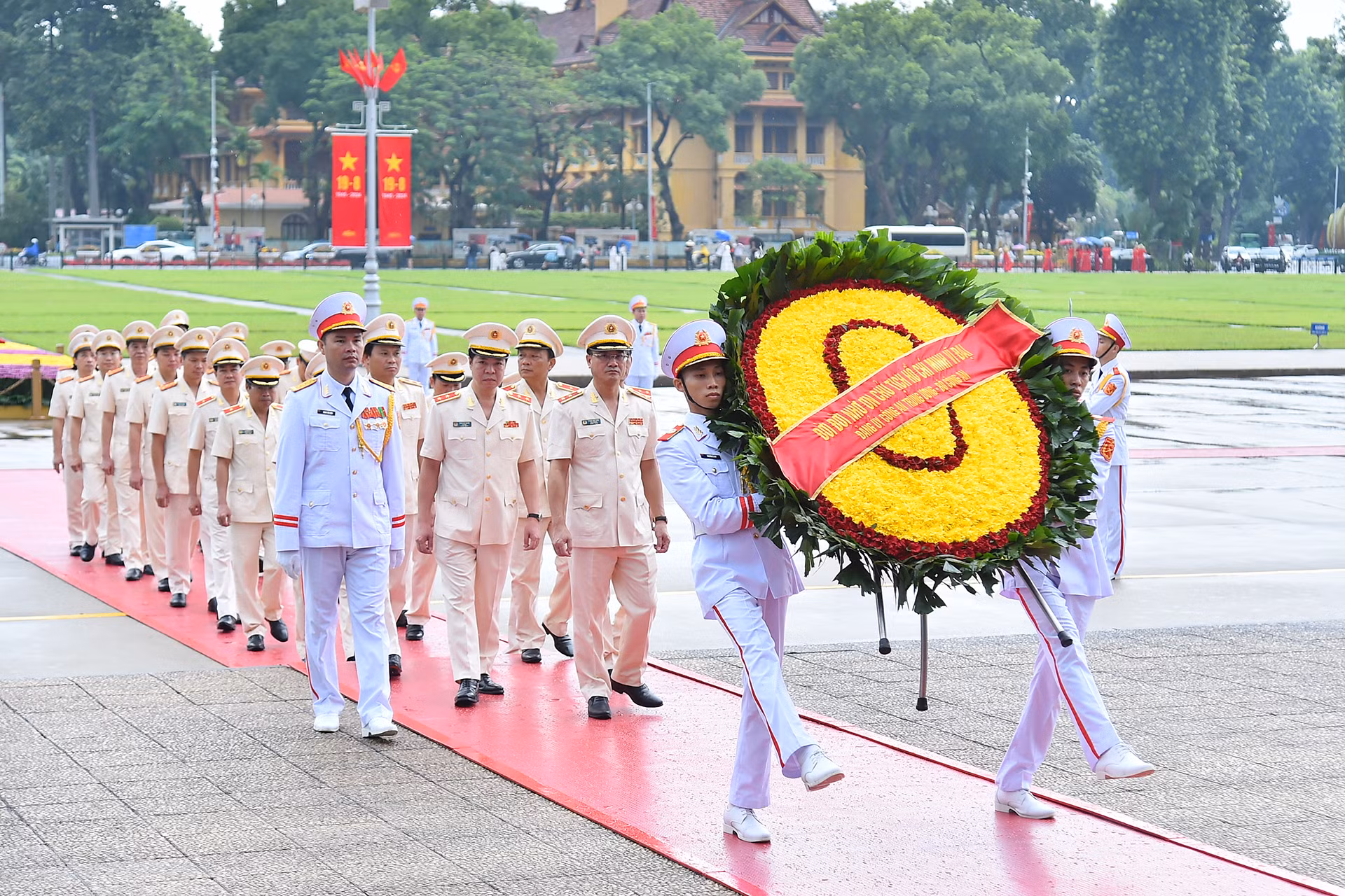 Đoàn đại biểu Đảng ủy Công an Trung ương-Bộ Công an vào Lăng viếng Chủ tịch Hồ Chí Minh.