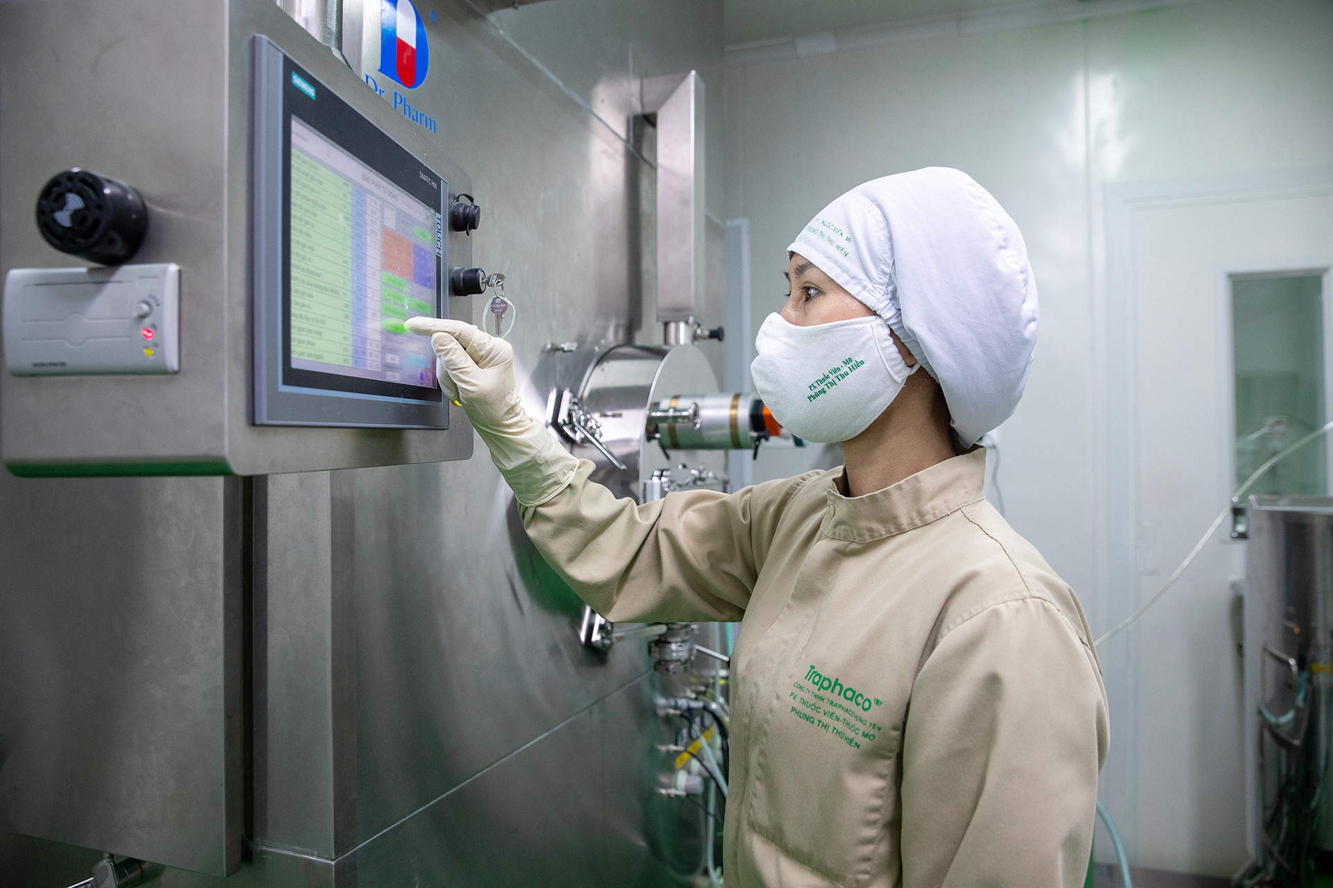 Traphaco luôn tuân thủ nghiêm ngặt các tiêu chuẩn chất lượng quốc tế, từ khâu nghiên cứu, sản xuất đến phân phối. Nguồn nguyên liệu công ty lựa chọn luôn đạt tiêu chuẩn quốc tế với nguồn dược liệu GACP-WHO, dược điển châu Âu, nguyên liệu hóa dược nhập khẩu từ các đối tác lớn trên thế giới.