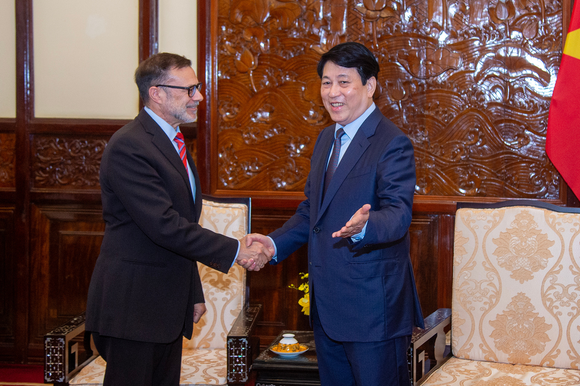 Chủ tịch nước Lương Cường đón Đại sứ Australia Andrew Goledzinowski tại buổi tiếp.