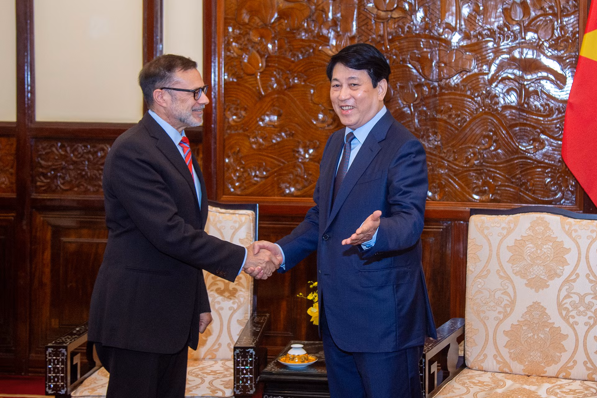 Chủ tịch nước Lương Cường đón Đại sứ Australia Andrew Goledzinowski tại buổi tiếp.