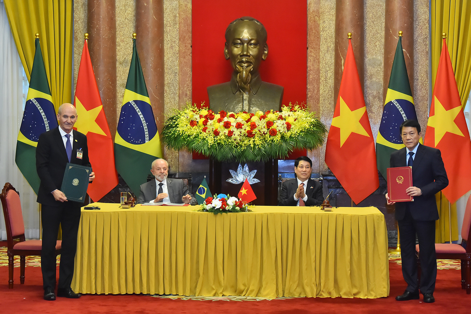 Chủ tịch nước Lương Cường và Tổng thống Brazil Luiz Inácio Lula da Silva chứng kiến lễ trao Hiệp định giữa Chính phủ nước Cộng hòa xã hội chủ nghĩa Việt Nam và Chính phủ nước Cộng hòa Liên bang Brazil về trao đổi thông tin mật.