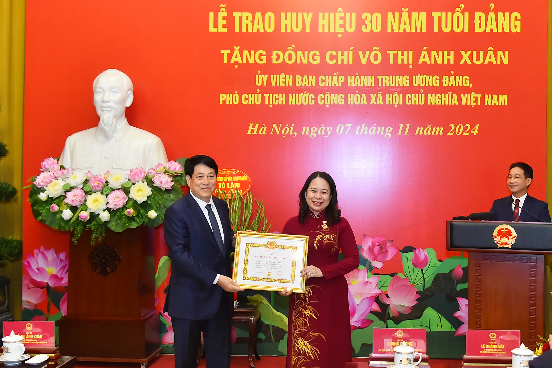 Chủ tịch nước Lương Cường trao Huy hiệu 30 năm tuổi đảng, tặng Phó Chủ tịch nước Võ Thị Ánh Xuân.