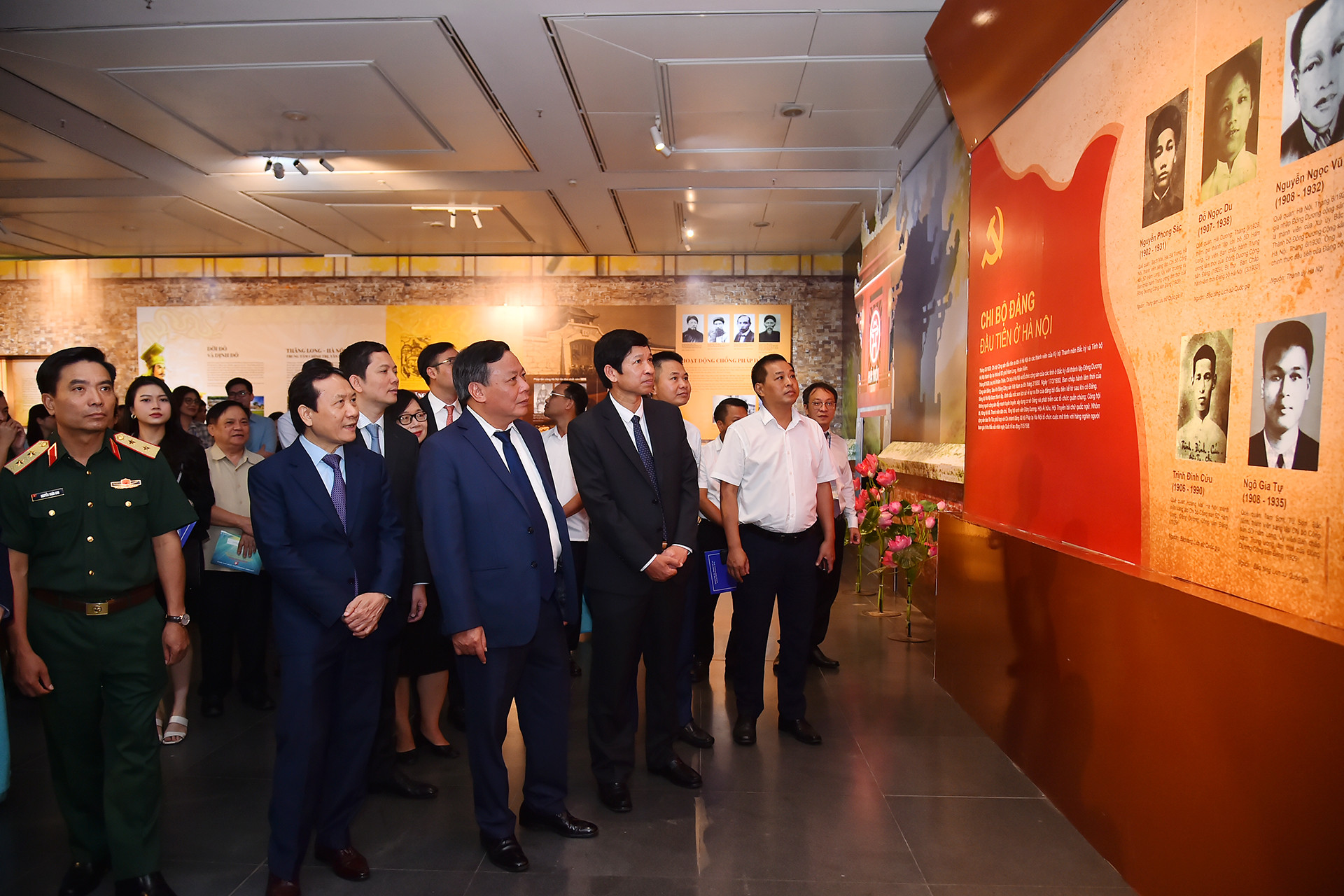 Các đại biểu tham quan trưng bày về Chi bộ Đảng đầu tiên ở Hà Nội tại Triển lãm "Thành tựu kinh tế, văn hóa, xã hội của Thủ đô 70 năm xây dựng và phát triển". Các đại biểu tham quan trưng bày về Chi bộ Đảng đầu tiên ở Hà Nội tại Triển lãm "Thành tựu kinh tế, văn hóa, xã hội của Thủ đô 70 năm xây dựng và phát triển".