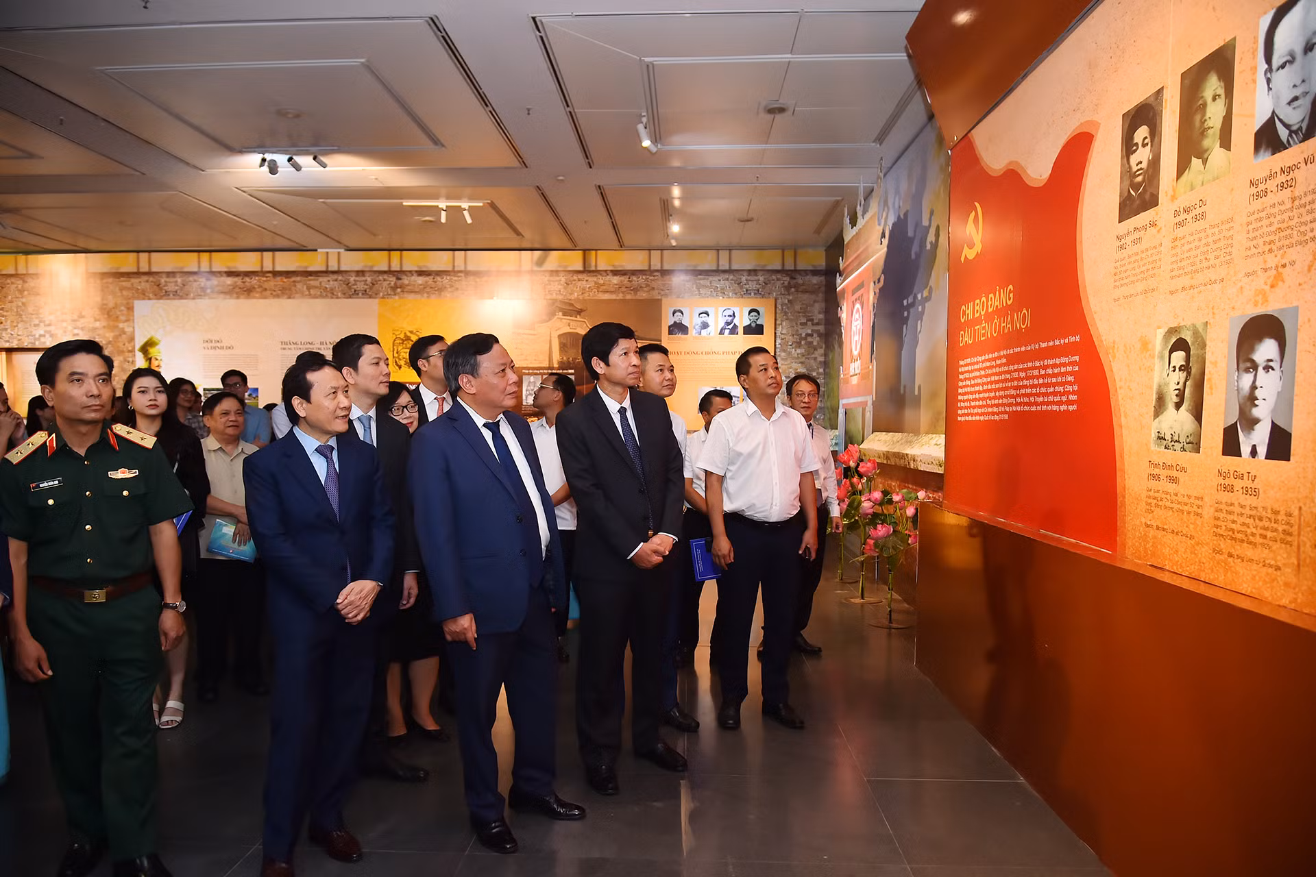 Các đại biểu tham quan trưng bày về Chi bộ Đảng đầu tiên ở Hà Nội tại Triển lãm "Thành tựu kinh tế, văn hóa, xã hội của Thủ đô 70 năm xây dựng và phát triển".