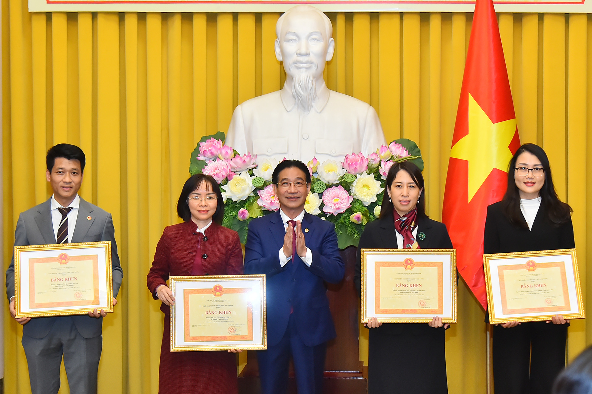 Phó Chủ nhiệm Văn phòng Chủ tịch nước Phạm Thanh Hà trao bằng khen của Chủ nhiệm Văn phòng Chủ tịch nước tặng các tập thể.