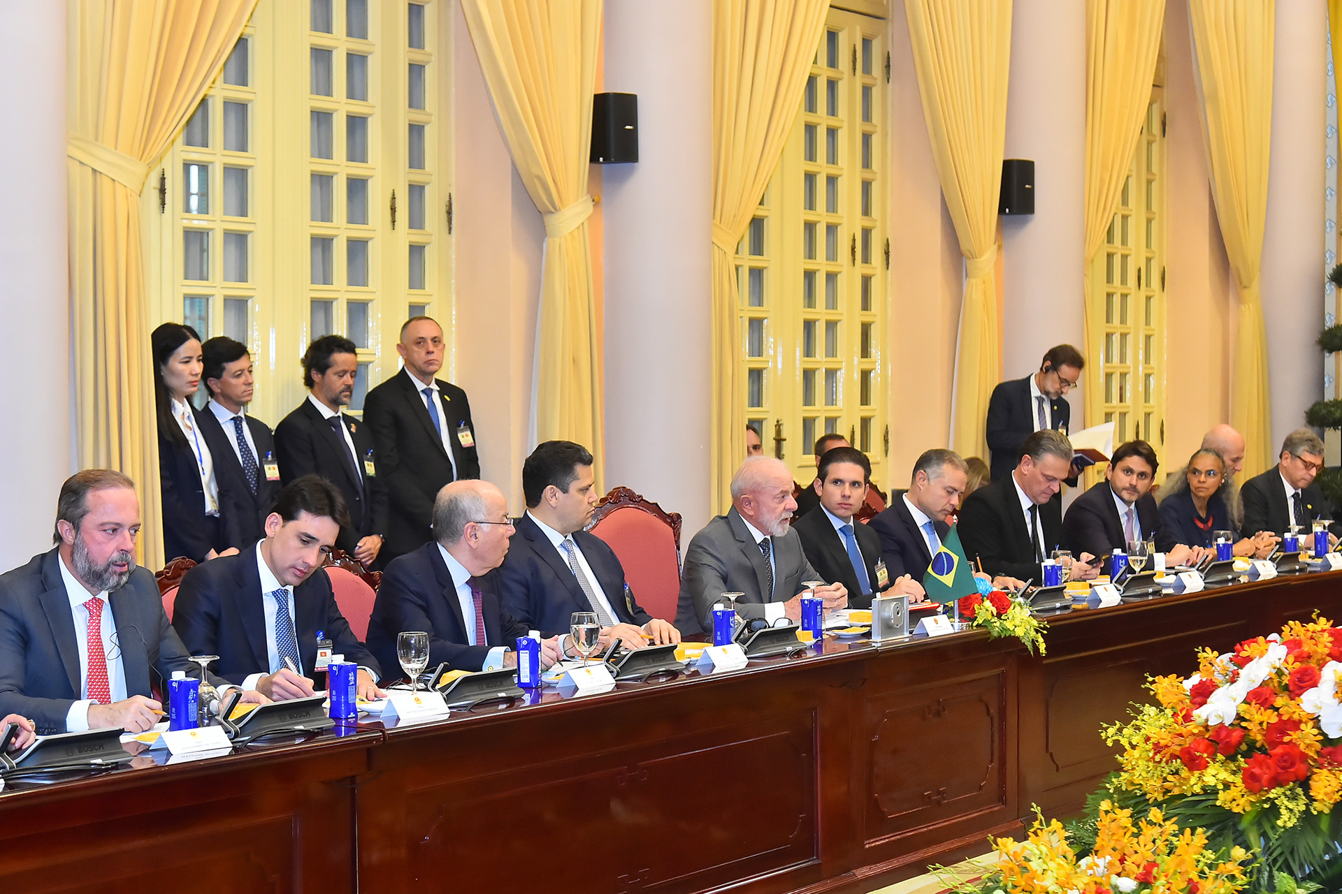 Tổng thống Brazil Luiz Inácio Lula da Silva cùng các đại biểu tháp tùng dự hội đàm. Tổng thống Brazil Luiz Inácio Lula da Silva cùng các đại biểu tháp tùng dự hội đàm.