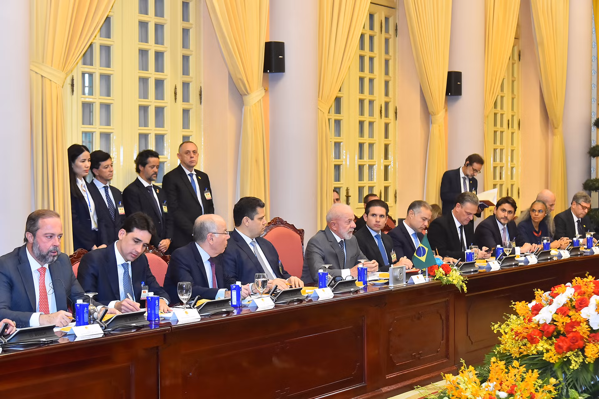 Tổng thống Brazil Luiz Inácio Lula da Silva cùng các đại biểu tháp tùng dự hội đàm.