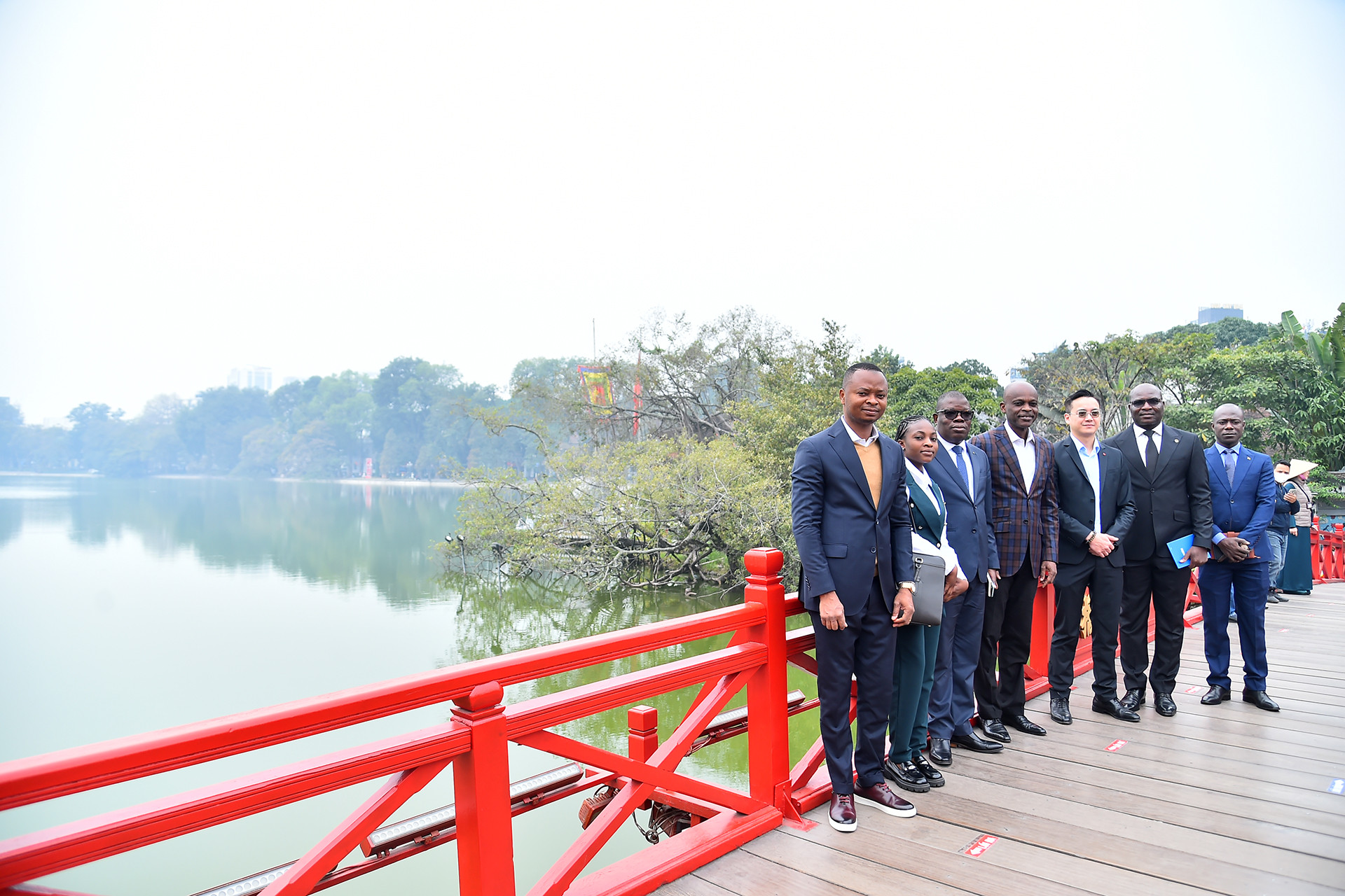 Bộ trưởng Ngoại giao Togo Robert Dussey cùng các thành viên trong đoàn tại cầu Thê Húc bên hồ Hoàn Kiếm.