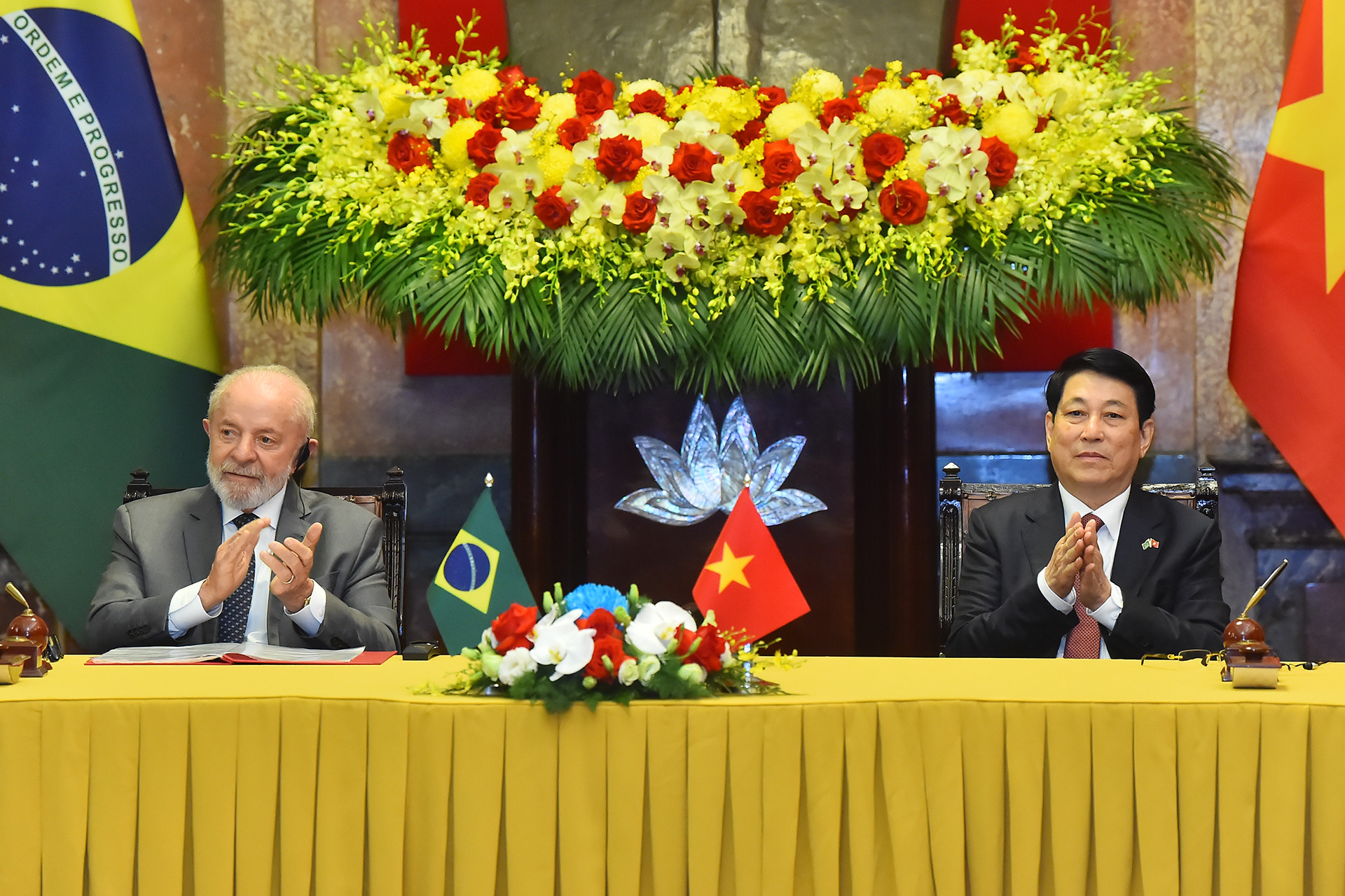 Chủ tịch nước Lương Cường và Tổng thống Brazil Luiz Inácio Lula da Silva tại lễ trao biên bản thoả thuận giữa hai nước.