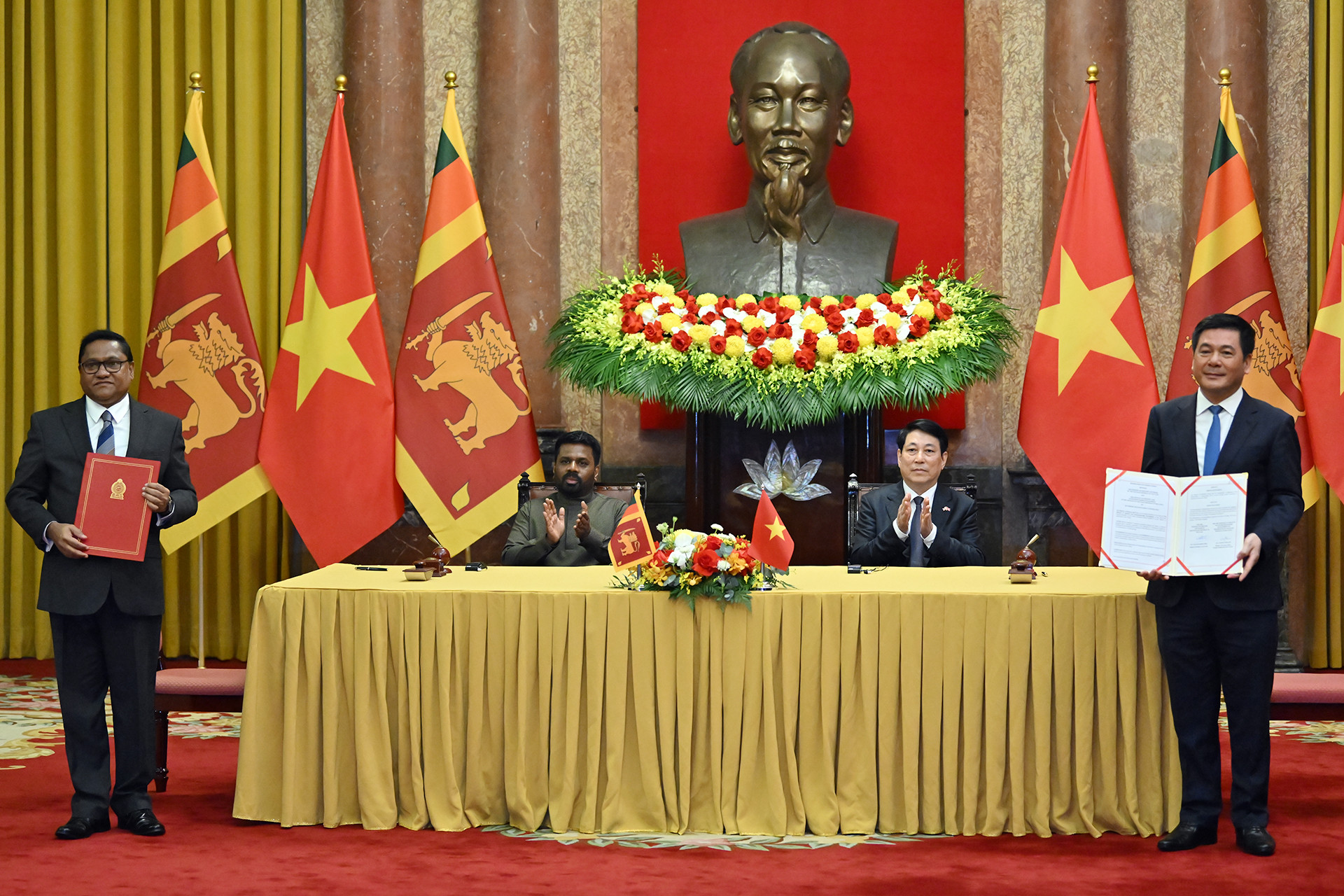 Chủ tịch nước Lương Cường và Tổng thống Sri Lanka Anura Kumara Dissanayaka chứng kiến lễ ký Bản ghi nhớ hợp tác chế tạo máy giữa Bộ Công thương nước Cộng hòa xã hội chủ nghĩa Việt Nam và Bộ Công nghiệp & Phát triển Doanh nghiệp nước Cộng hòa xã hội chủ nghĩa dân chủ Sri Lanka.