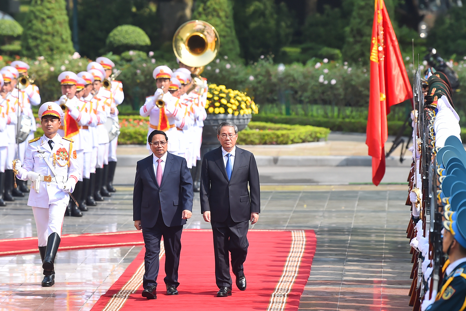 Thủ tướng Phạm Minh Chính và Thủ tướng Trung Quốc Lý Cường duyệt đội Danh dự Quân đội nhân dân Việt Nam tại lễ đón.