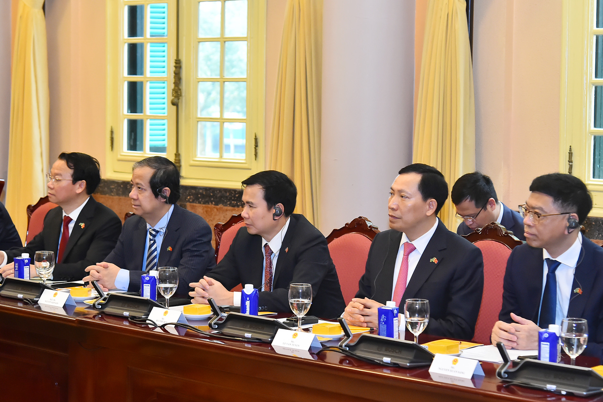 Các đại biểu Việt Nam tham dự hội đàm. Các đại biểu Việt Nam tham dự hội đàm.