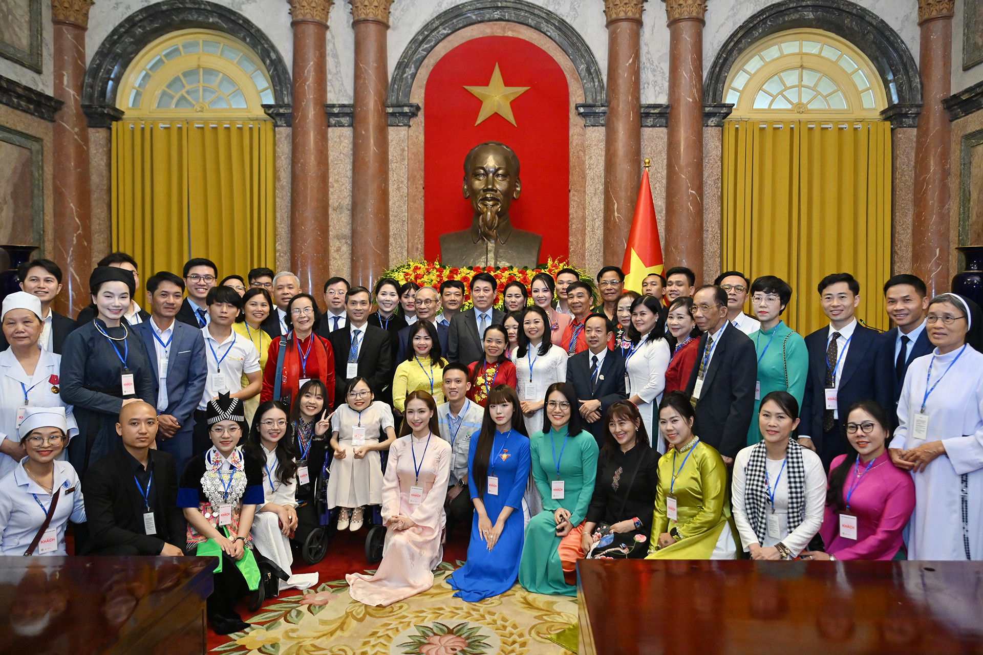 Chủ tịch nước Lương Cường với các điển hình tiêu biểu Chương trình Việc tử tế và các đại biểu tại buổi gặp mặt.