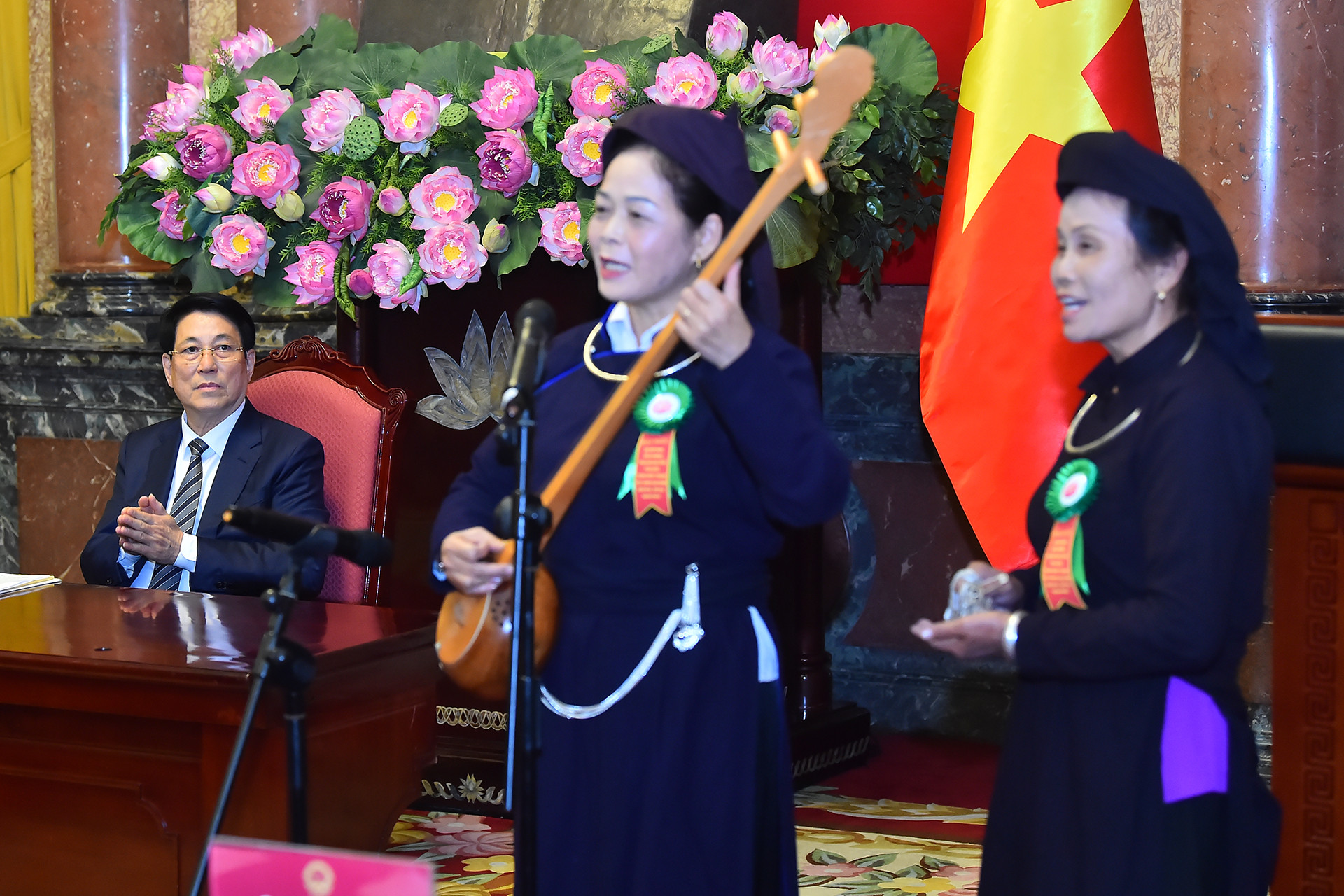 Bà Phan Thị Xuyến (thôn Bản Bia, thị trấn Yến Lạc, huyện Na Rỳ, tỉnh Bắc Kạn), đại biểu phụ nữ tiêu biểu trong trao truyền các giá trị truyền thống văn hóa dân tộc thiểu số, trình bày ca khúc “Trăng soi đường Bác” tại buổi gặp mặt.