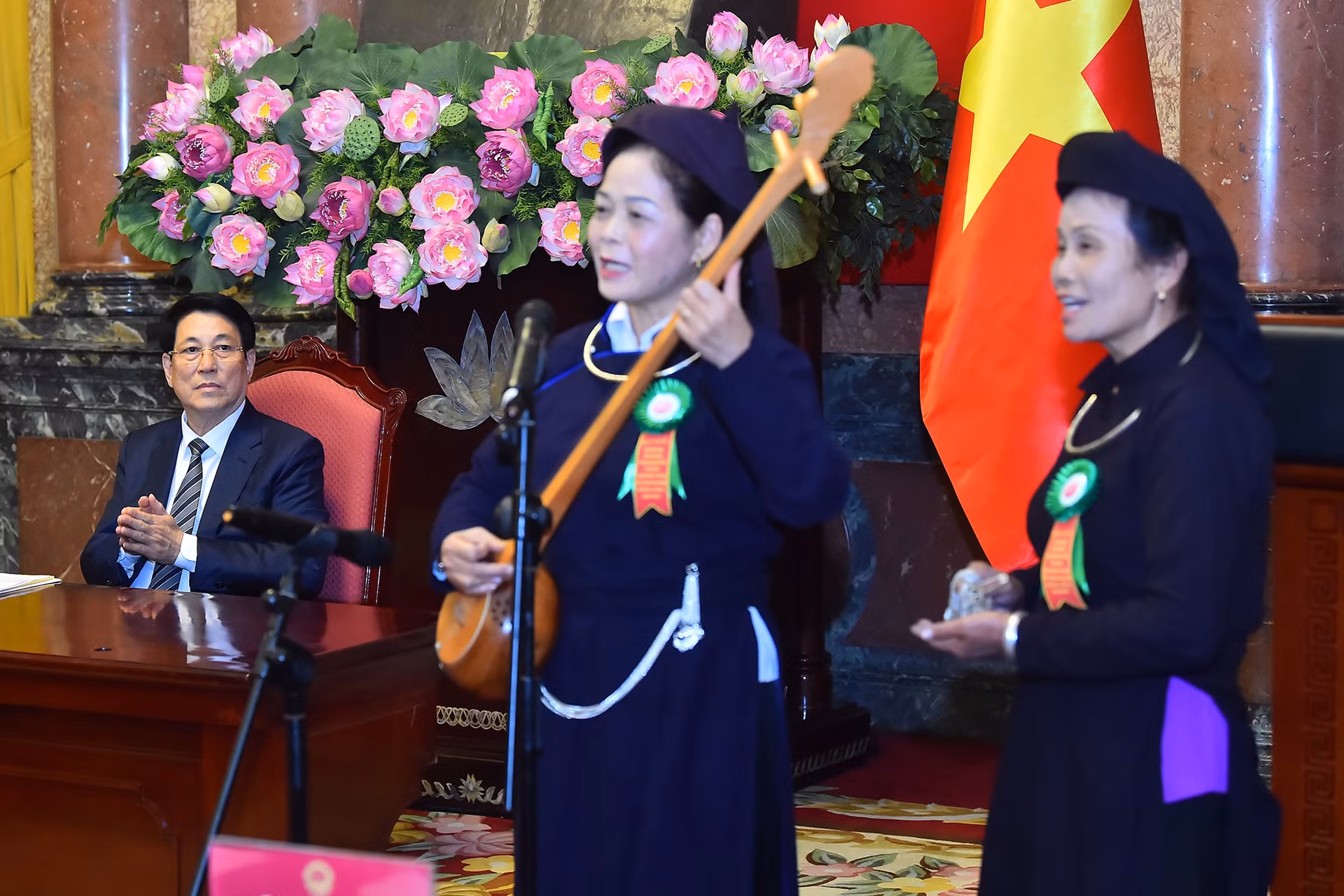 Bà Phan Thị Xuyến (thôn Bản Bia, thị trấn Yến Lạc, huyện Na Rỳ, tỉnh Bắc Kạn), đại biểu phụ nữ tiêu biểu trong trao truyền các giá trị truyền thống văn hóa dân tộc thiểu số, trình bày ca khúc “Trăng soi đường Bác” tại buổi gặp mặt.