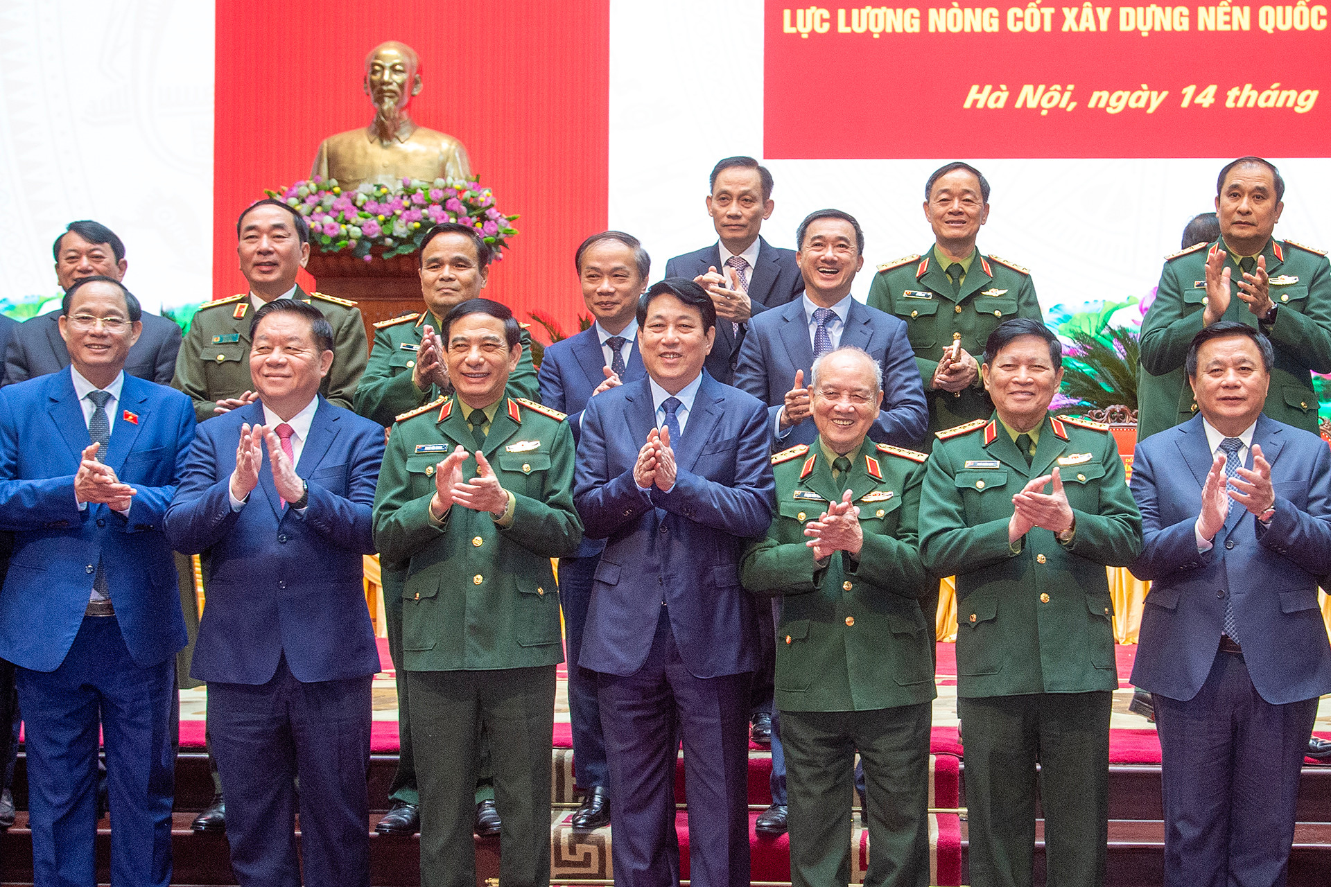 Chủ tịch nước Lương Cường với các đại biểu tại hội thảo.