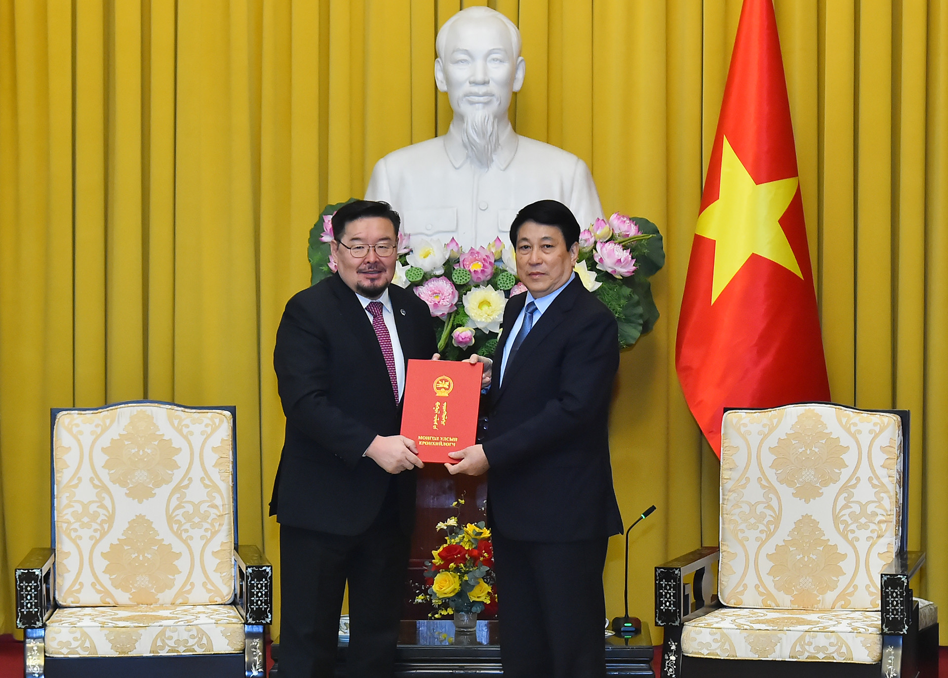 Tại buổi tiếp, ngài Gombojav Zandanshatar trao thư mời của Tổng thống Mông Cổ mời Chủ tịch nước Lương Cường thăm Mông Cổ.