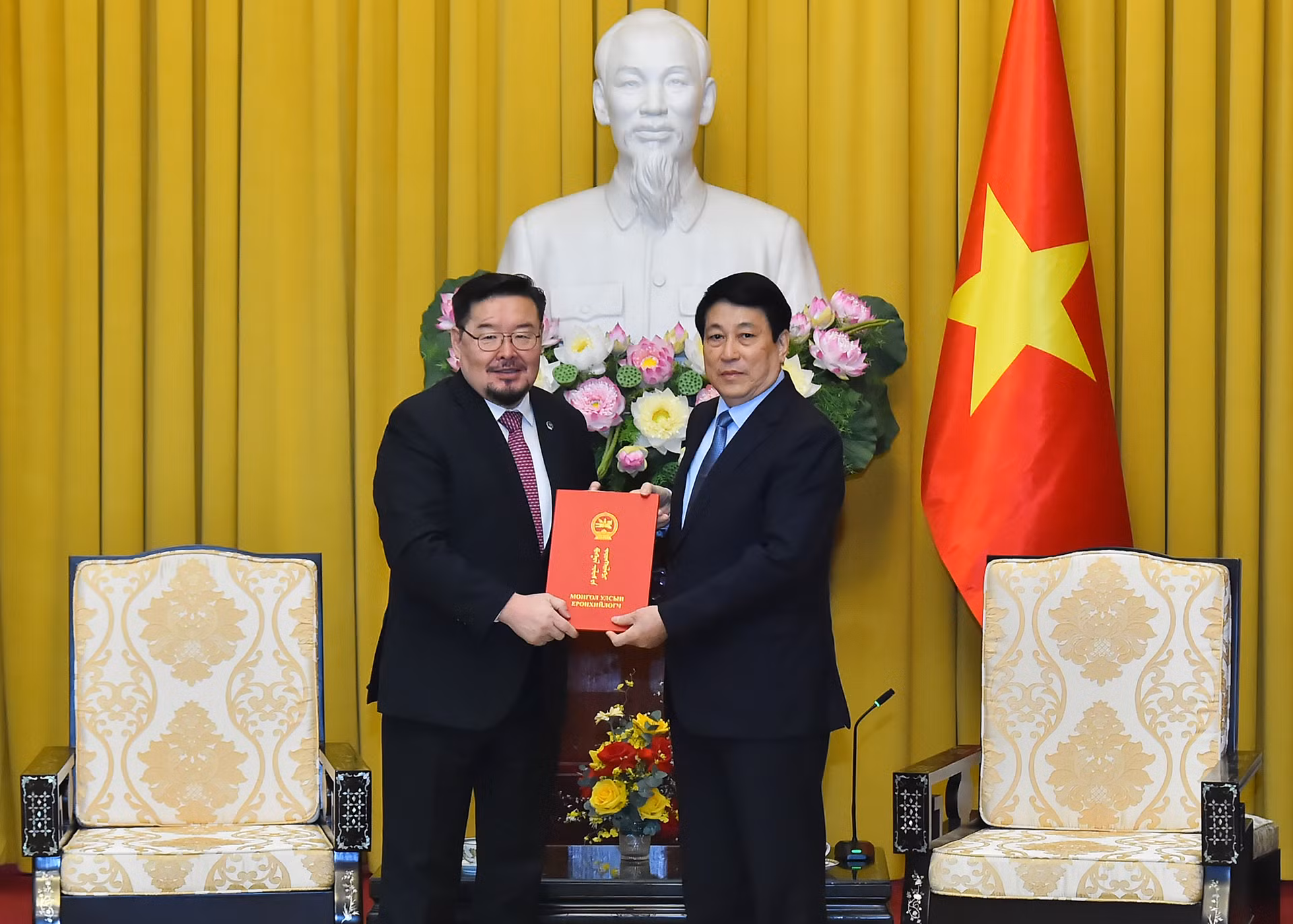 Tại buổi tiếp, ngài Gombojav Zandanshatar trao thư mời của Tổng thống Mông Cổ mời Chủ tịch nước Lương Cường thăm Mông Cổ.