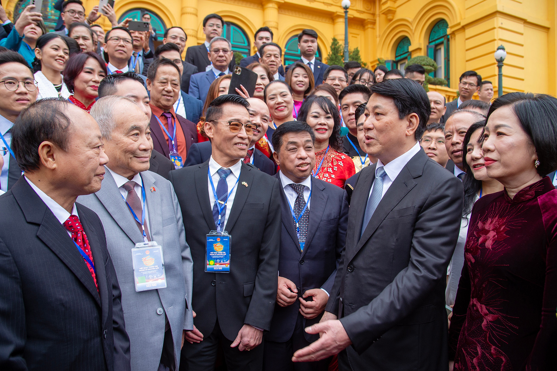 Chủ tịch nước Lương Cường và Phu nhân cùng đoàn kiều bào về thăm quê hương nhân dịp Tết Nguyên đán Ất Tỵ.
