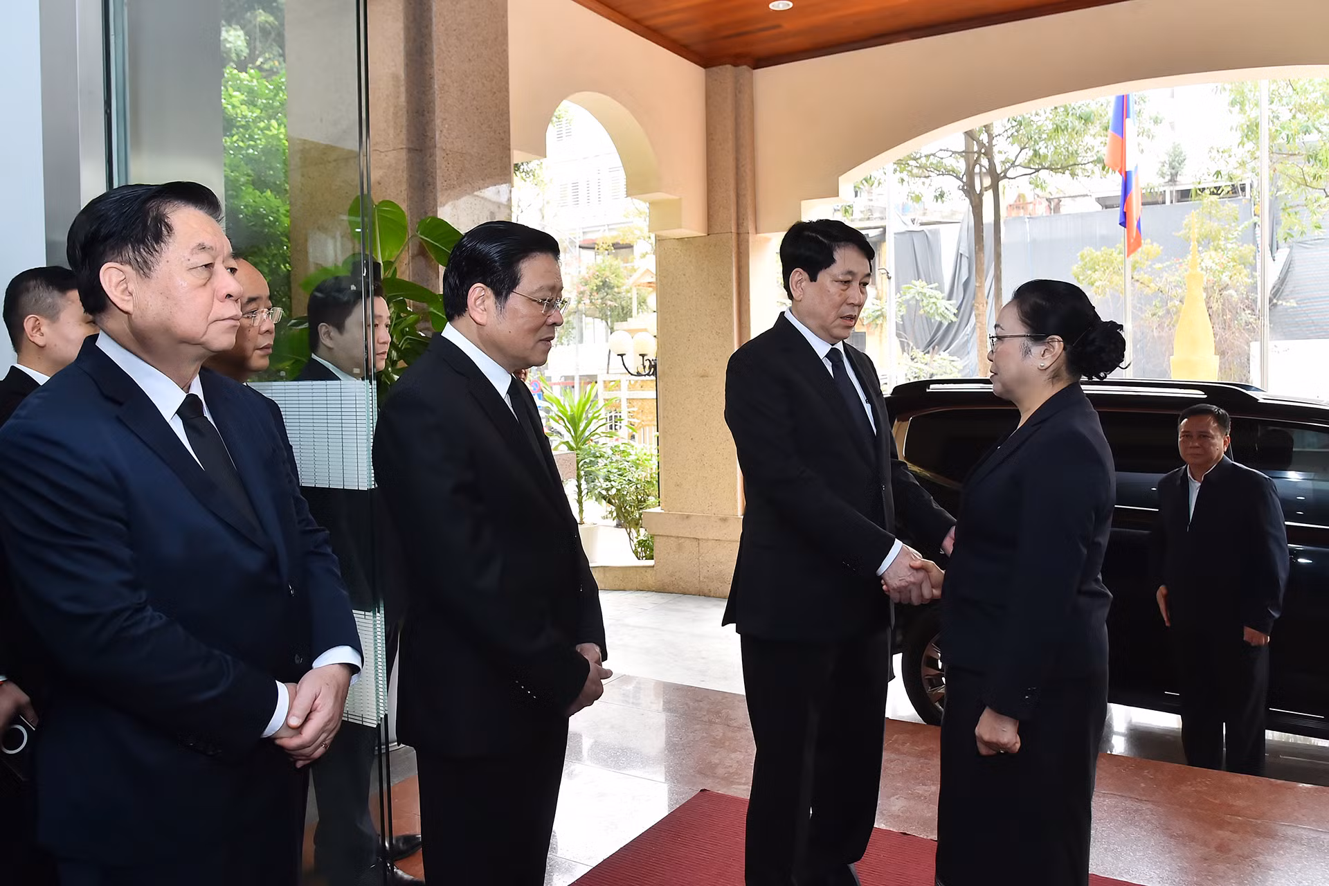 Chủ tịch nước Lương Cường chia buồn với Đại sứ Lào tại Việt Nam Khamphao Ernthavanh.