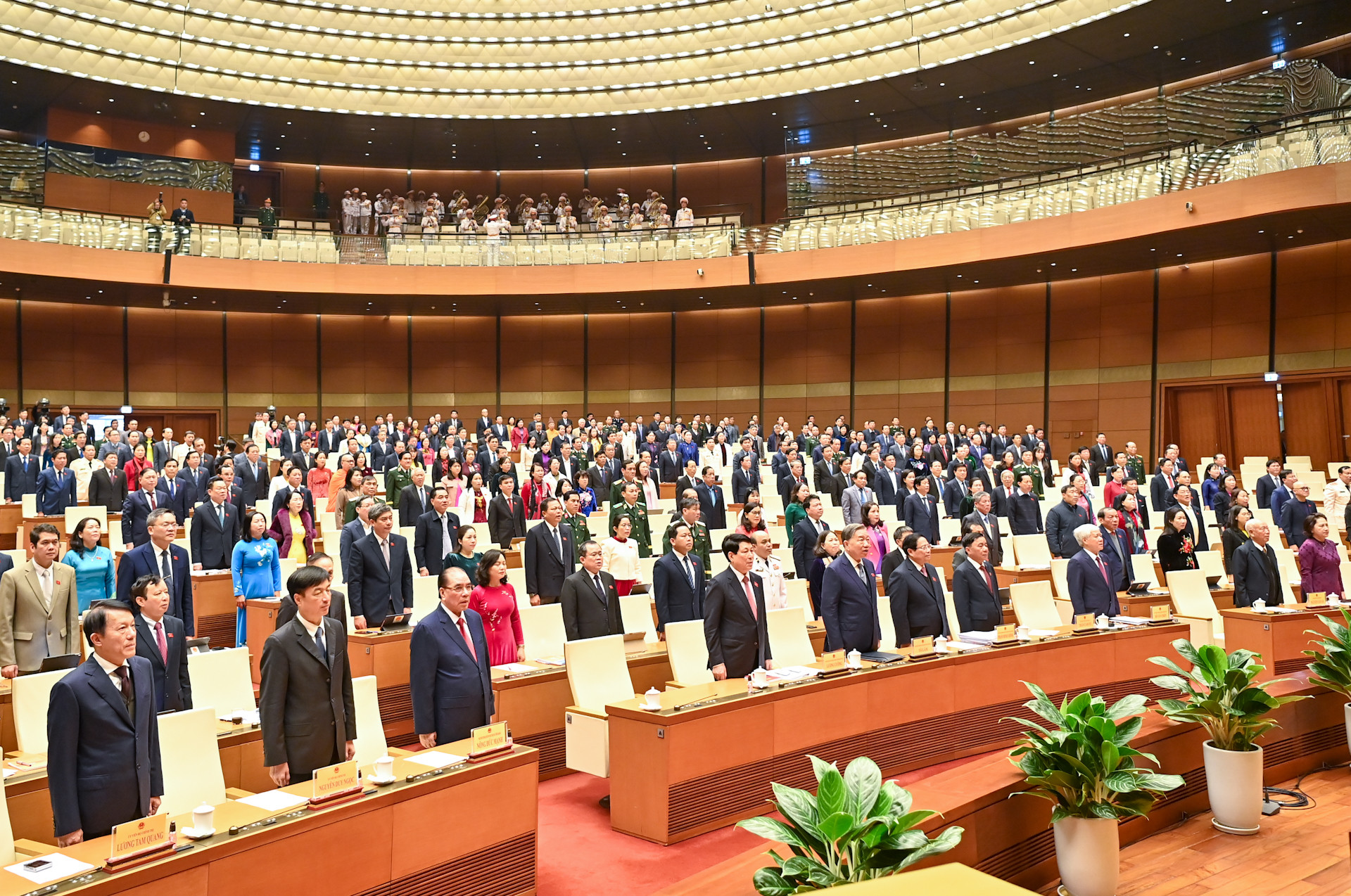 Các đồng chí lãnh đạo, nguyên lãnh đạo Đảng, Nhà nước và các đại biểu thực hiện nghi lễ chào cờ tại phiên khai mạc.