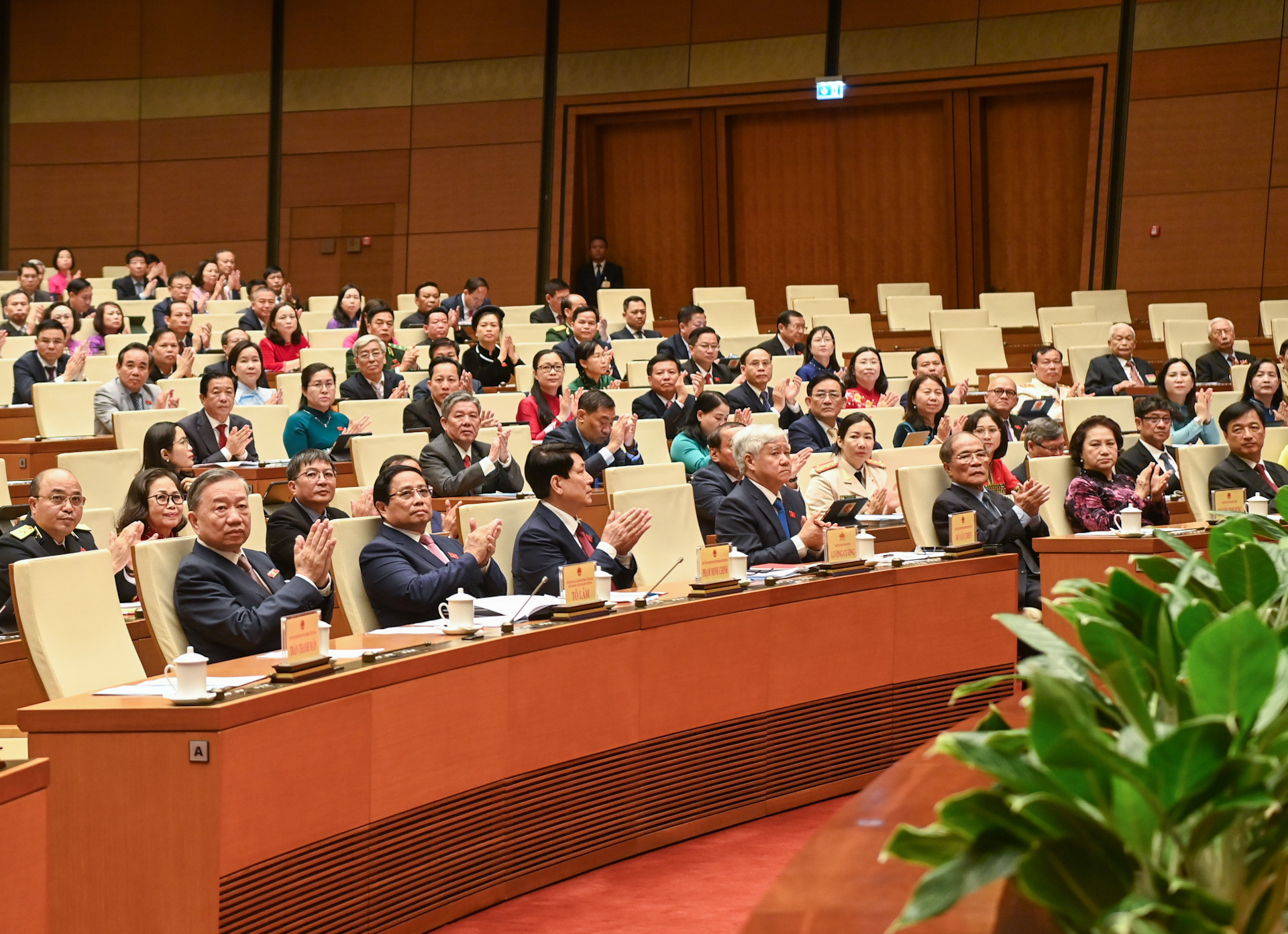 Tổng Bí thư, Chủ tịch nước Tô Lâm, Thủ tướng Phạm Minh Chính, Thường trực Ban Bí thư Lương Cường, Chủ tịch Ủy ban Trung ương Mặt trận Tổ quốc Việt Nam Đỗ Văn Chiến cùng các đồng chí lãnh đạo, nguyên lãnh đạo Đảng, Nhà nước và đại biểu Quốc hội tham dự phiên khai mạc Kỳ họp thứ 8, Quốc hội khóa XV.