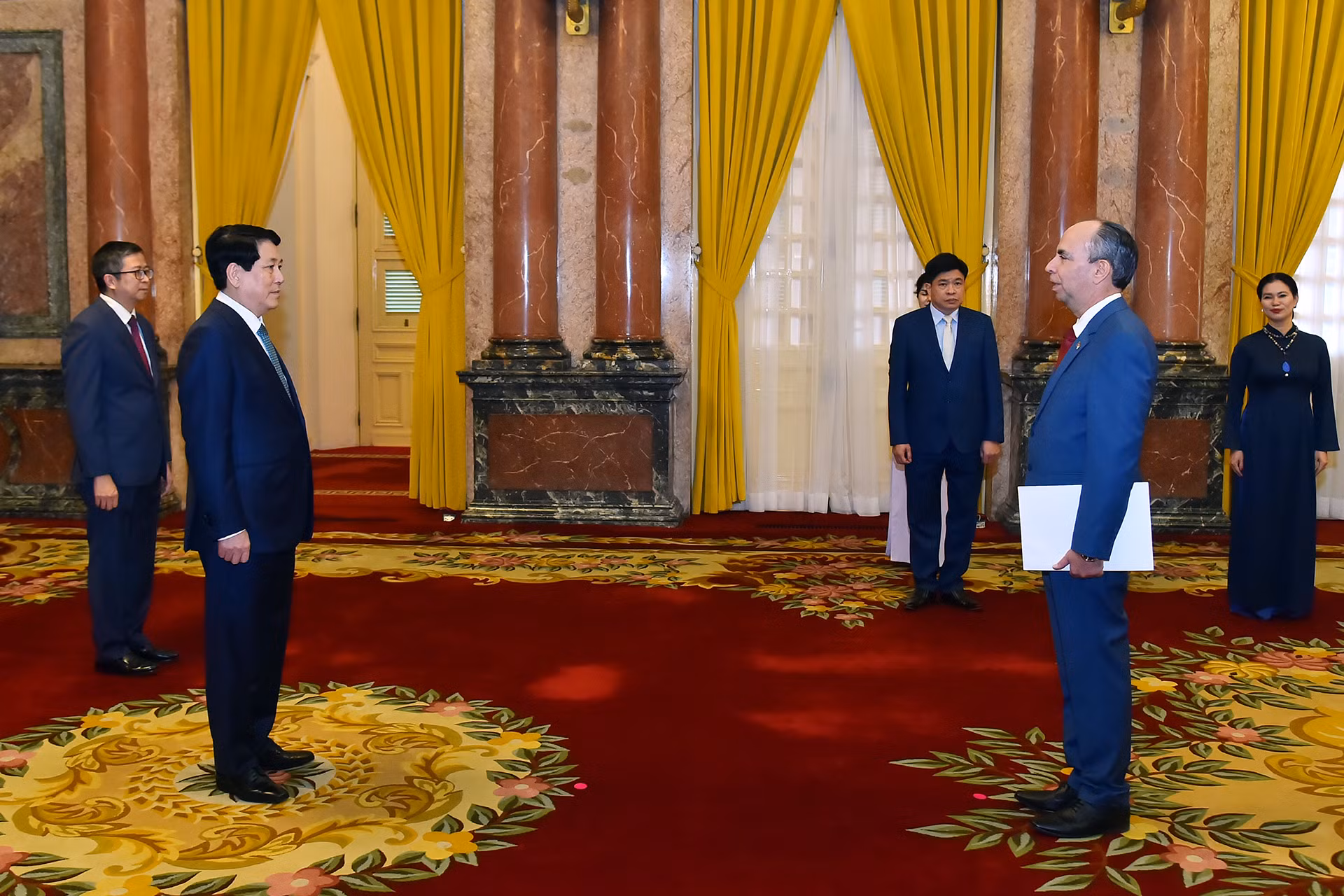 Chủ tịch nước Lương Cường nhận Quốc thư của Đại sứ Cuba tại Việt Nam Rogelio Polanco Fuentes.