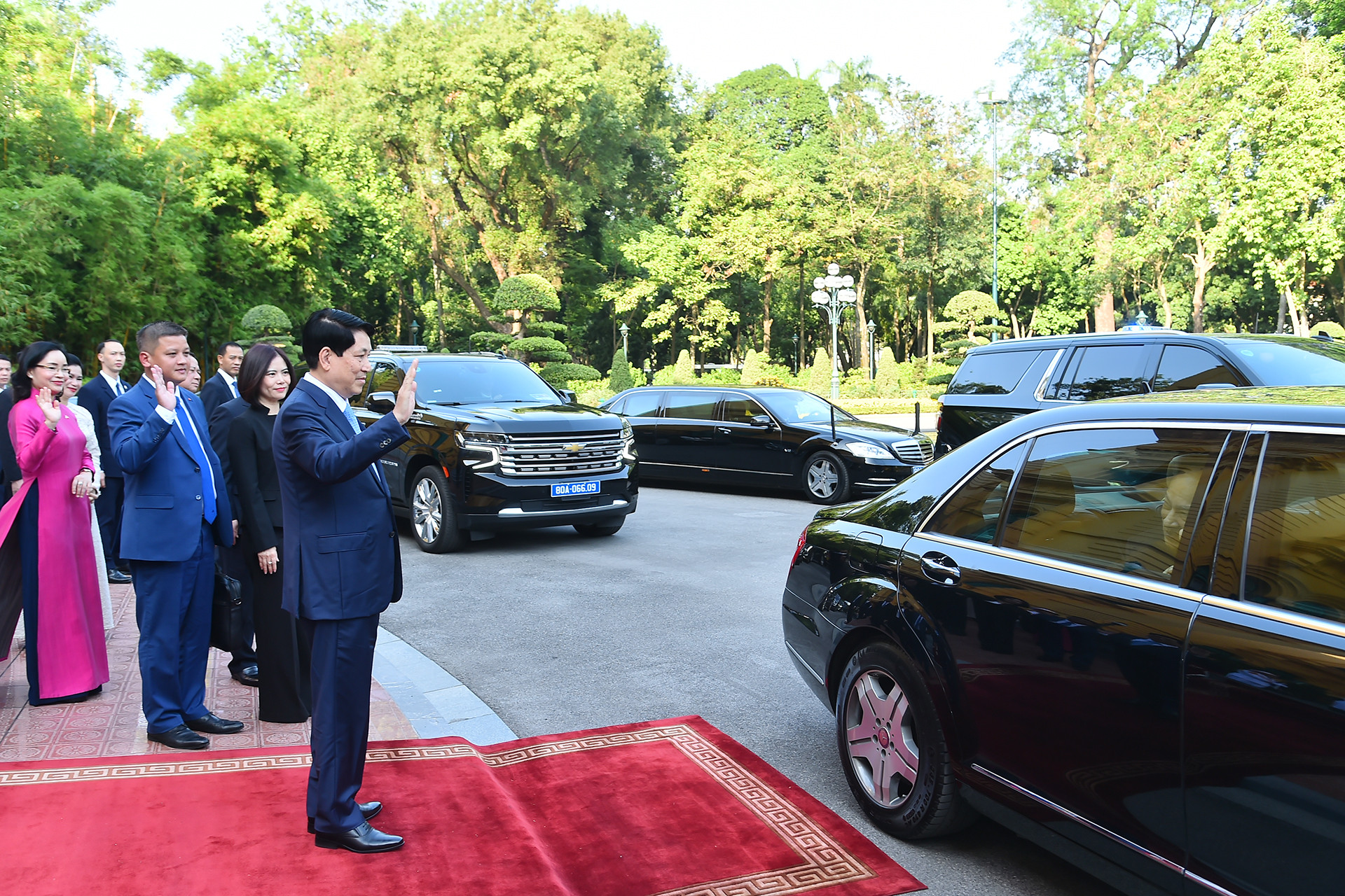 Chủ tịch nước Lương Cường chào tạm biệt Quốc vương Campuchia.