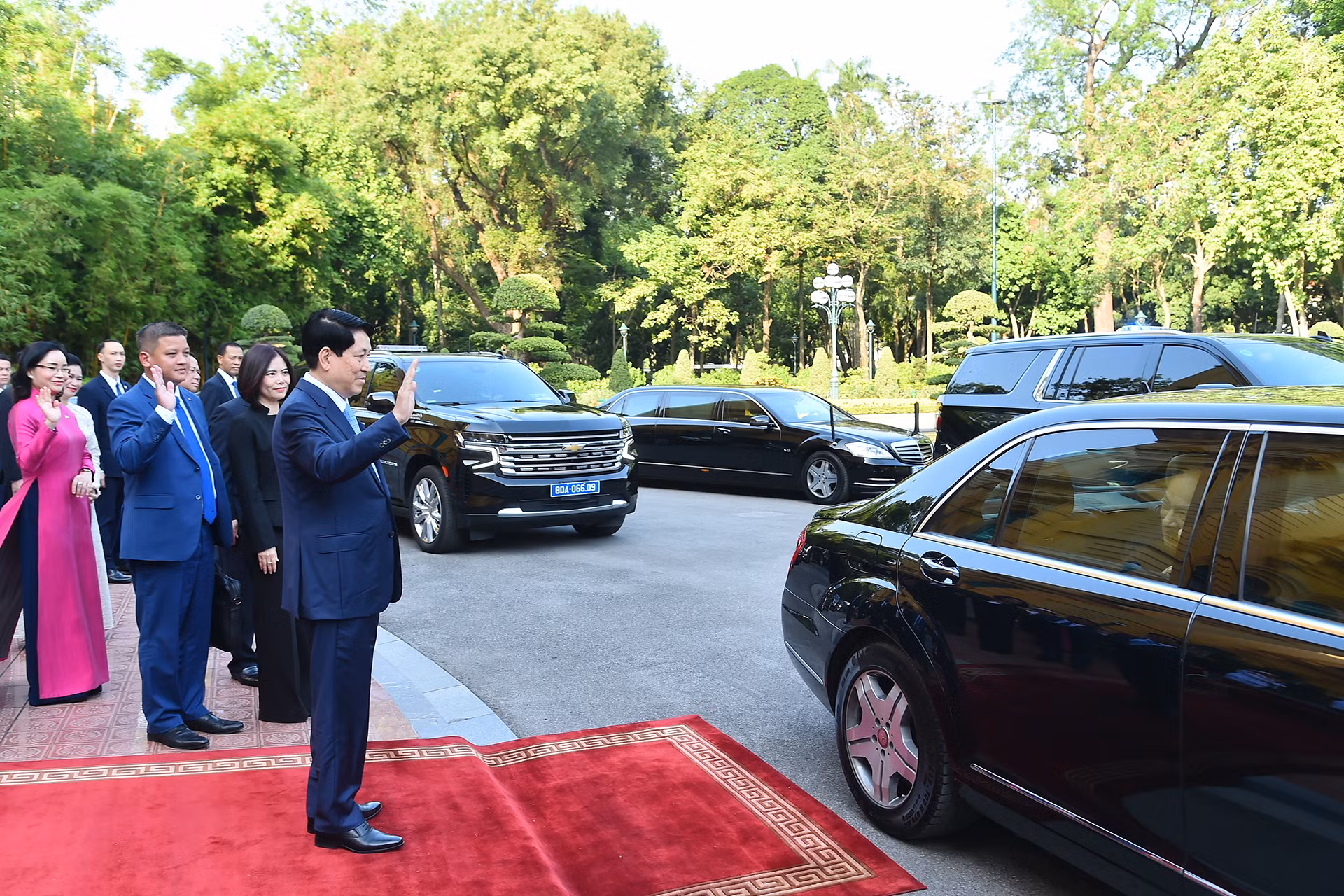 Chủ tịch nước Lương Cường chào tạm biệt Quốc vương Campuchia. Chủ tịch nước Lương Cường chào tạm biệt Quốc vương Campuchia.