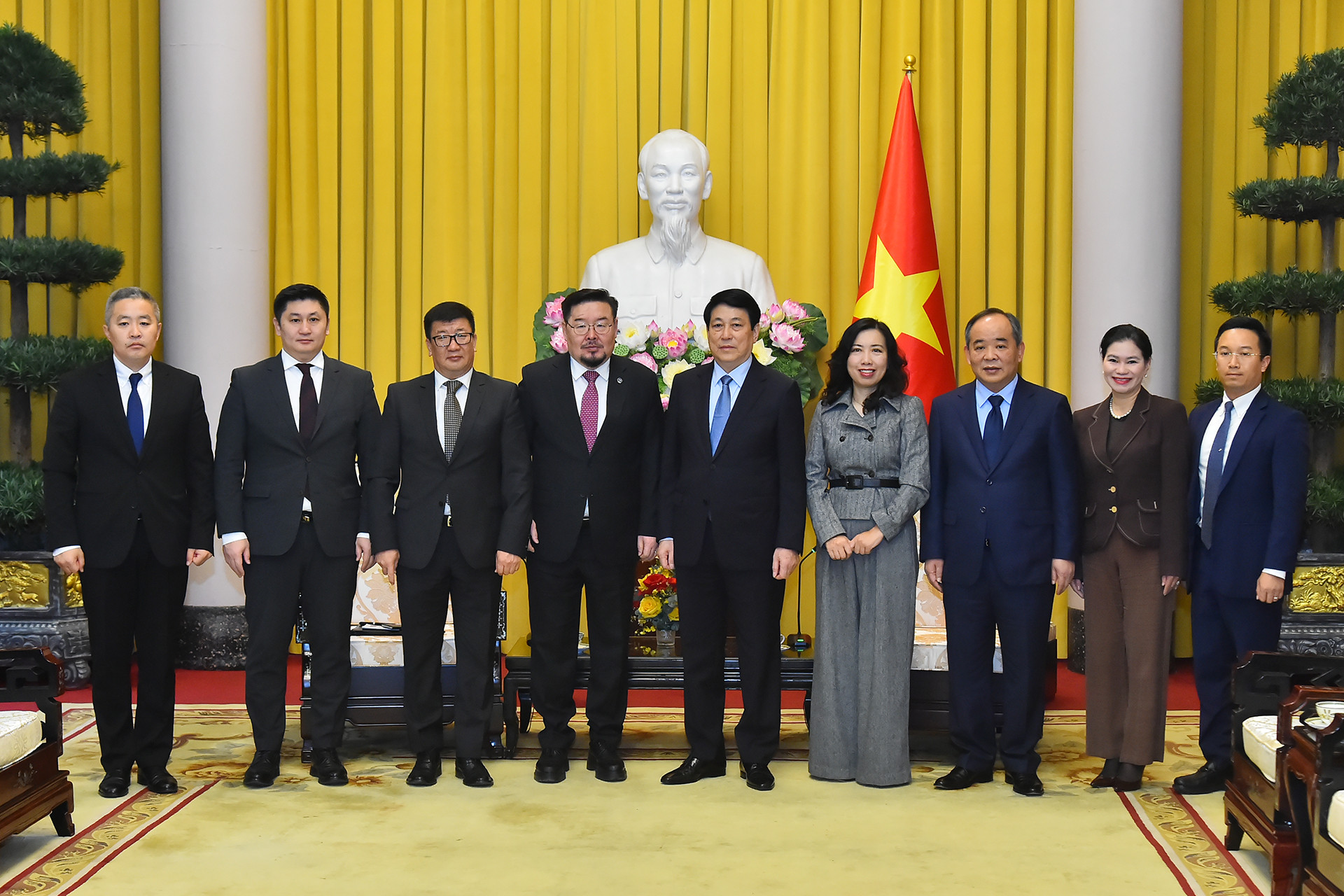 Chủ tịch nước Lương Cường và Chánh Văn phòng Tổng thống Mông Cổ Gombojav Zandanshatar cùng các đại biểu tham dự buổi tiếp tại Phủ Chủ tịch.