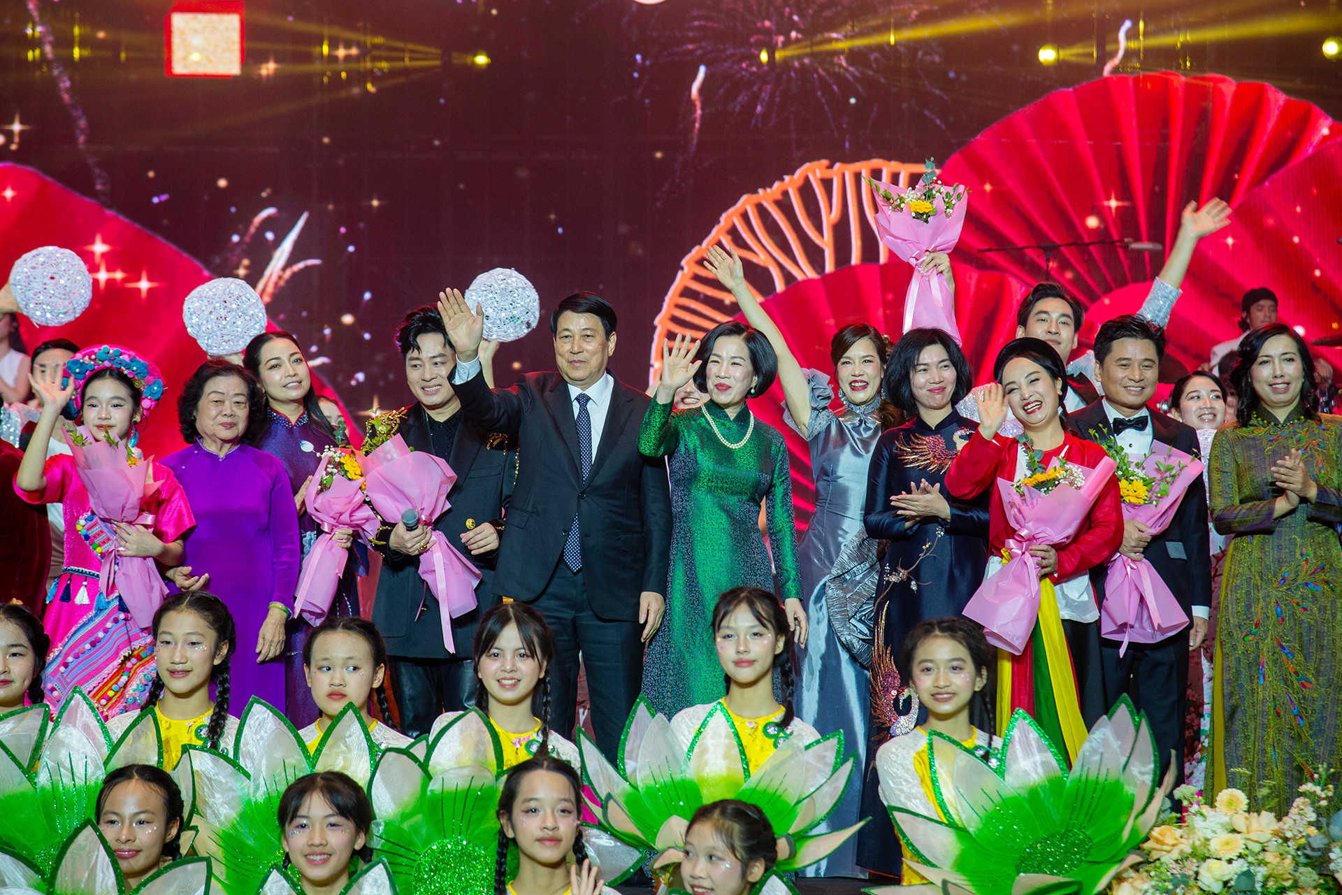 Chủ tịch nước Lương Cường và Phu nhân tặng hoa, chúc mừng các nghệ sĩ tham dự Chương trình giao lưu nghệ thuật "Xuân Quê hương 2025". Chủ tịch nước Lương Cường và Phu nhân tặng hoa, chúc mừng các nghệ sĩ tham dự Chương trình giao lưu nghệ thuật "Xuân Quê hương 2025".