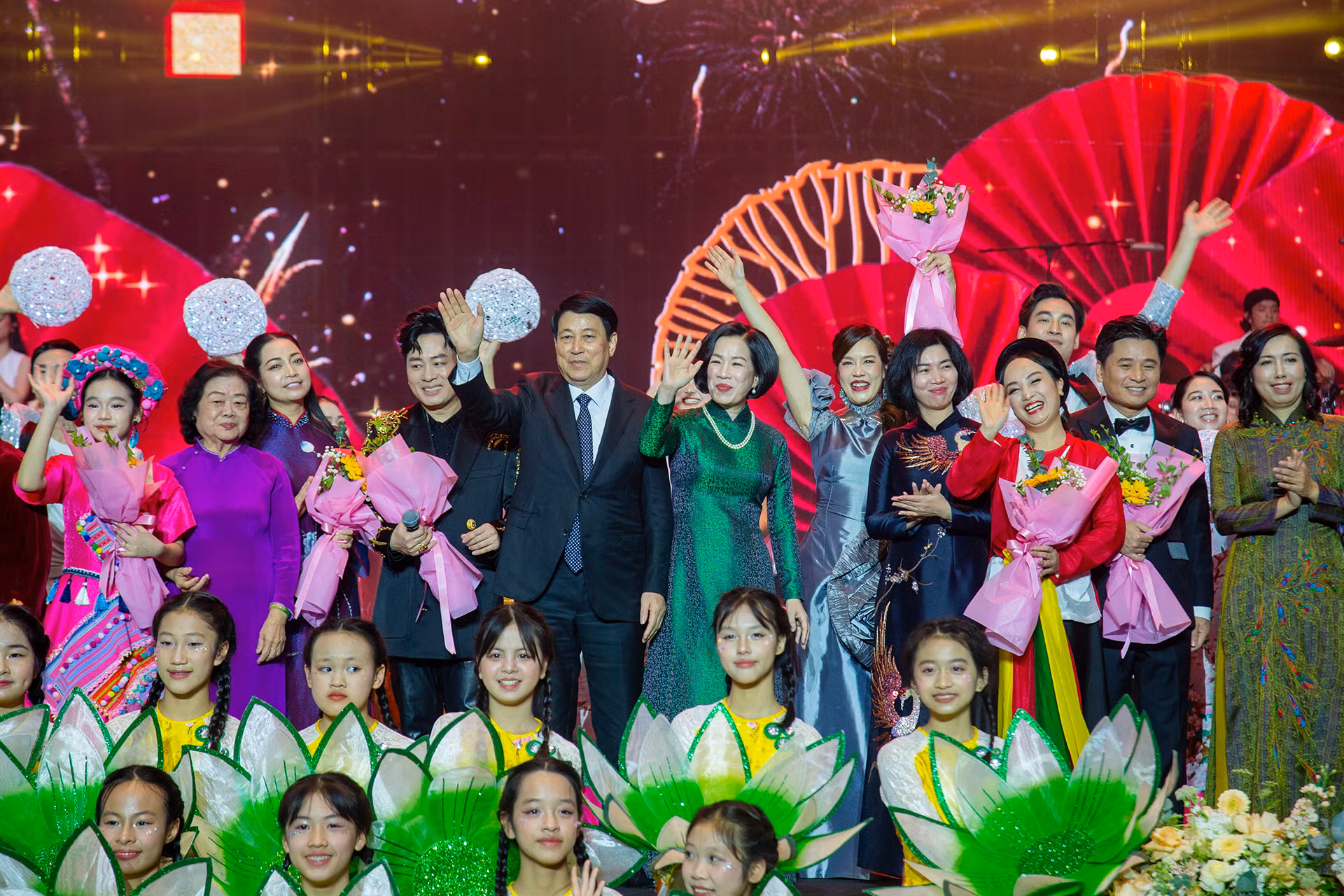 Chủ tịch nước Lương Cường và Phu nhân tặng hoa, chúc mừng các nghệ sĩ tham dự Chương trình giao lưu nghệ thuật "Xuân Quê hương 2025".