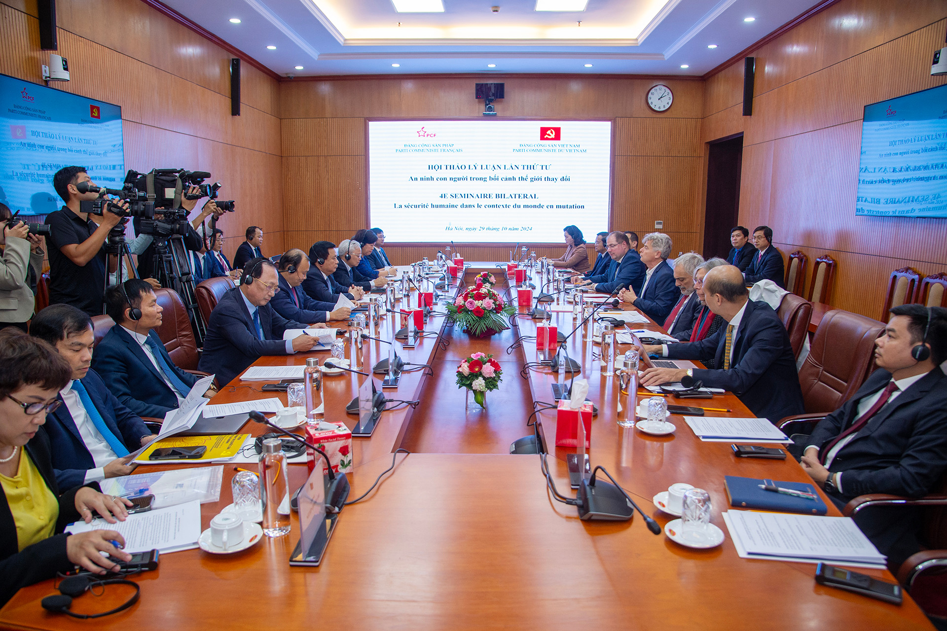 Quang cảnh Hội thảo Lý luận lần thứ 4 giữa Đảng Cộng sản Việt Nam và Đảng Cộng sản Pháp, tại Thủ đô Hà Nội, chiều 29/10.