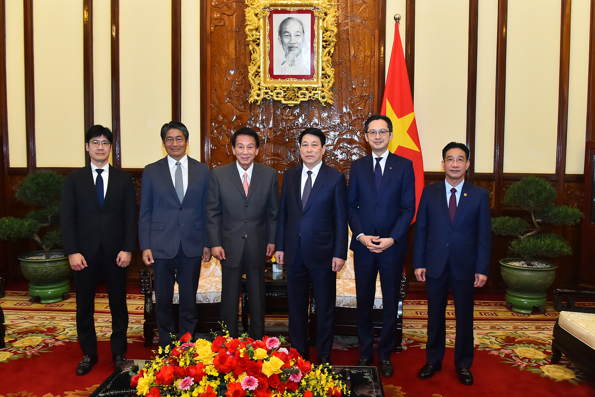 Chủ tịch nước Lương Cường và nguyên Đại sứ đặc biệt Việt Nam-Nhật Bản Sugi Ryotaro cùng các đại biểu tại buổi tiếp. Chủ tịch nước Lương Cường và nguyên Đại sứ đặc biệt Việt Nam-Nhật Bản Sugi Ryotaro cùng các đại biểu tại buổi tiếp.