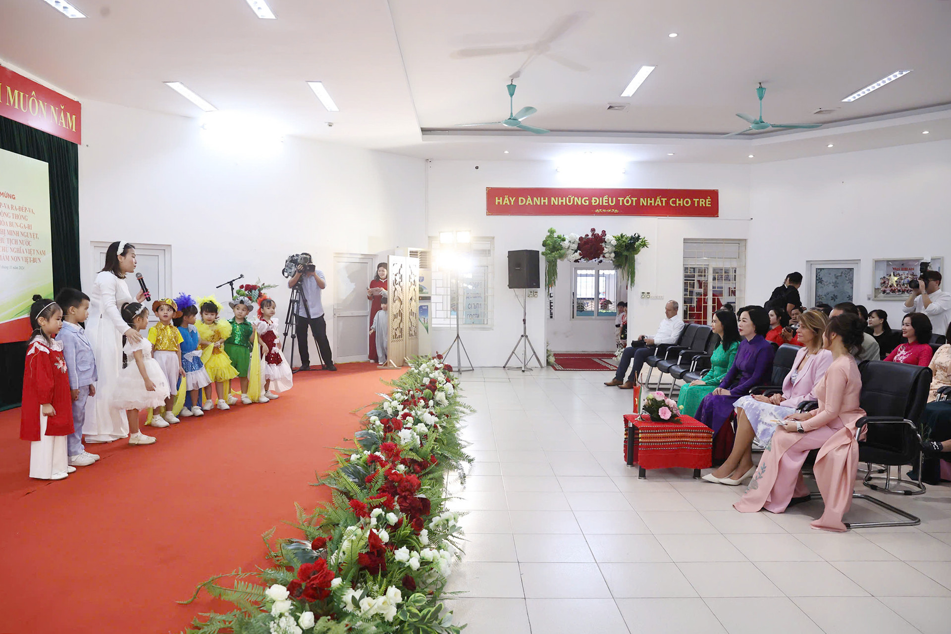 Phu nhân Chủ tịch nước Nguyễn Thị Minh Nguyệt và Phu nhân Tổng thống Bulgaria Desislava Radeva xem tiết mục Nhạc kịch do giáo viên và học sinh Trường mầm non chất lượng cao Việt-Bun biểu diễn.