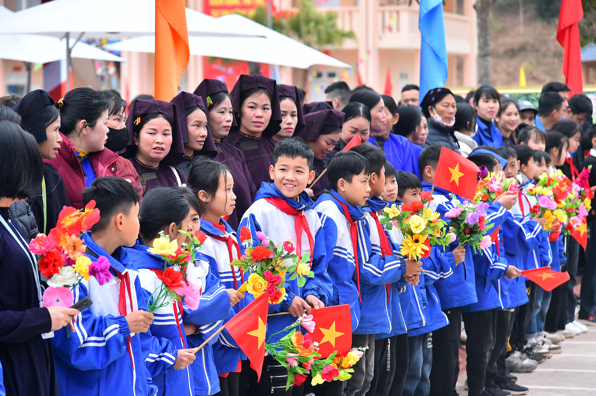 Người dân xã Chiến Thắng (huyện Chi Lăng, tỉnh Lạng Sơn) đón chào Chủ tịch nước Lương Cường tới dự lễ phát động.