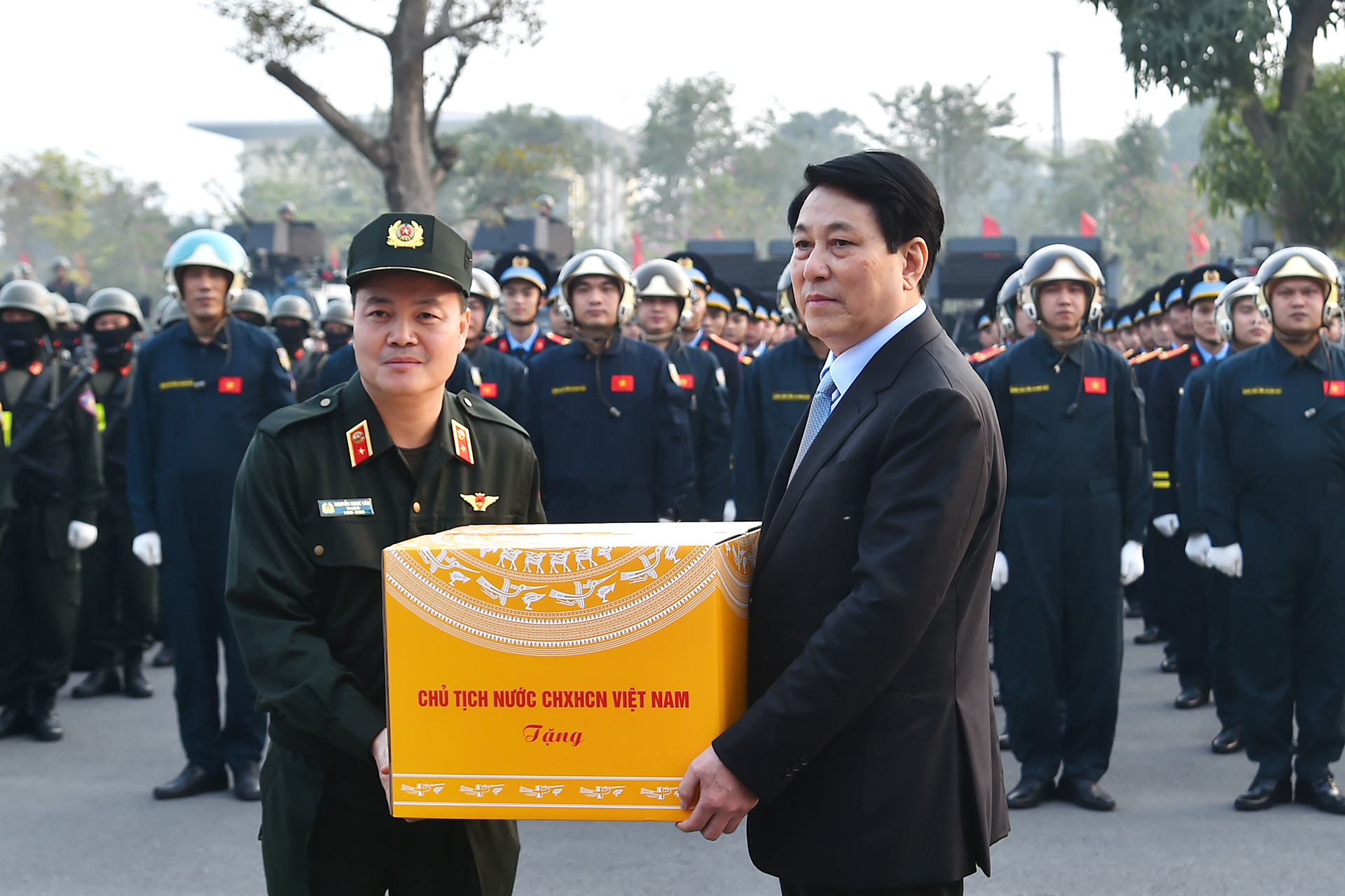 Chủ tịch nước Lương Cường trao quà, tặng Bộ Tư lệnh Cảnh sát cơ động.